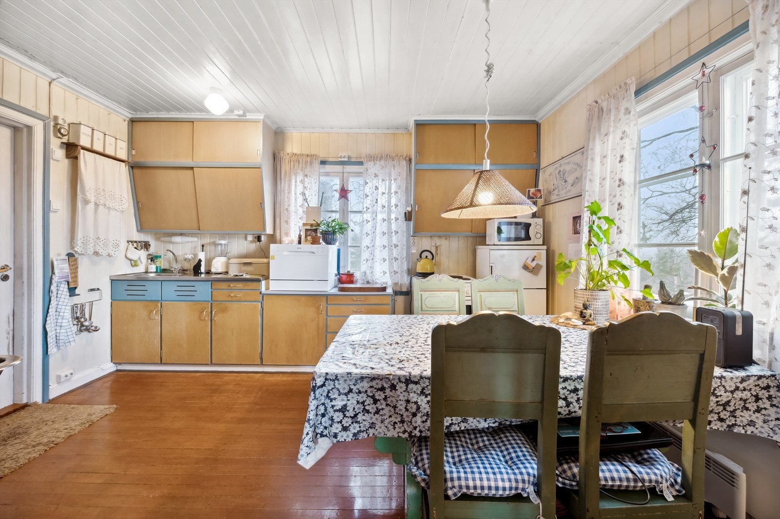 Romslig kjøkken med plass til sittegruppe. Her er det en vedovn for oppvarming. I tillegg er vaskemaskinen plassert her. Galleribilde