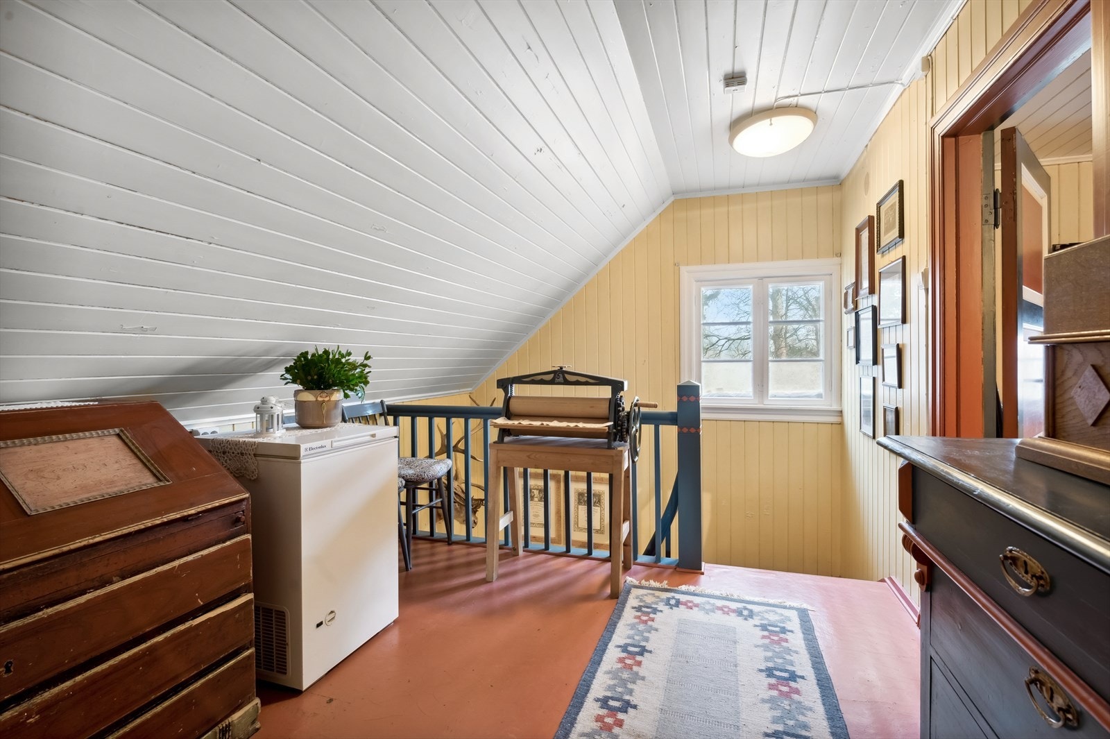 Romslig trappegang i 2. etasje. Galleribilde