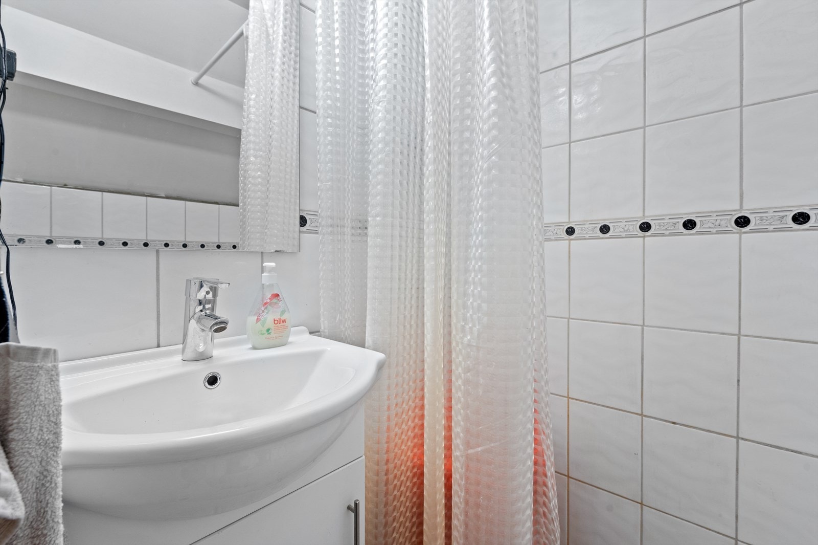 Inneholder dusj, servant i innredning og toalett. Galleribilde