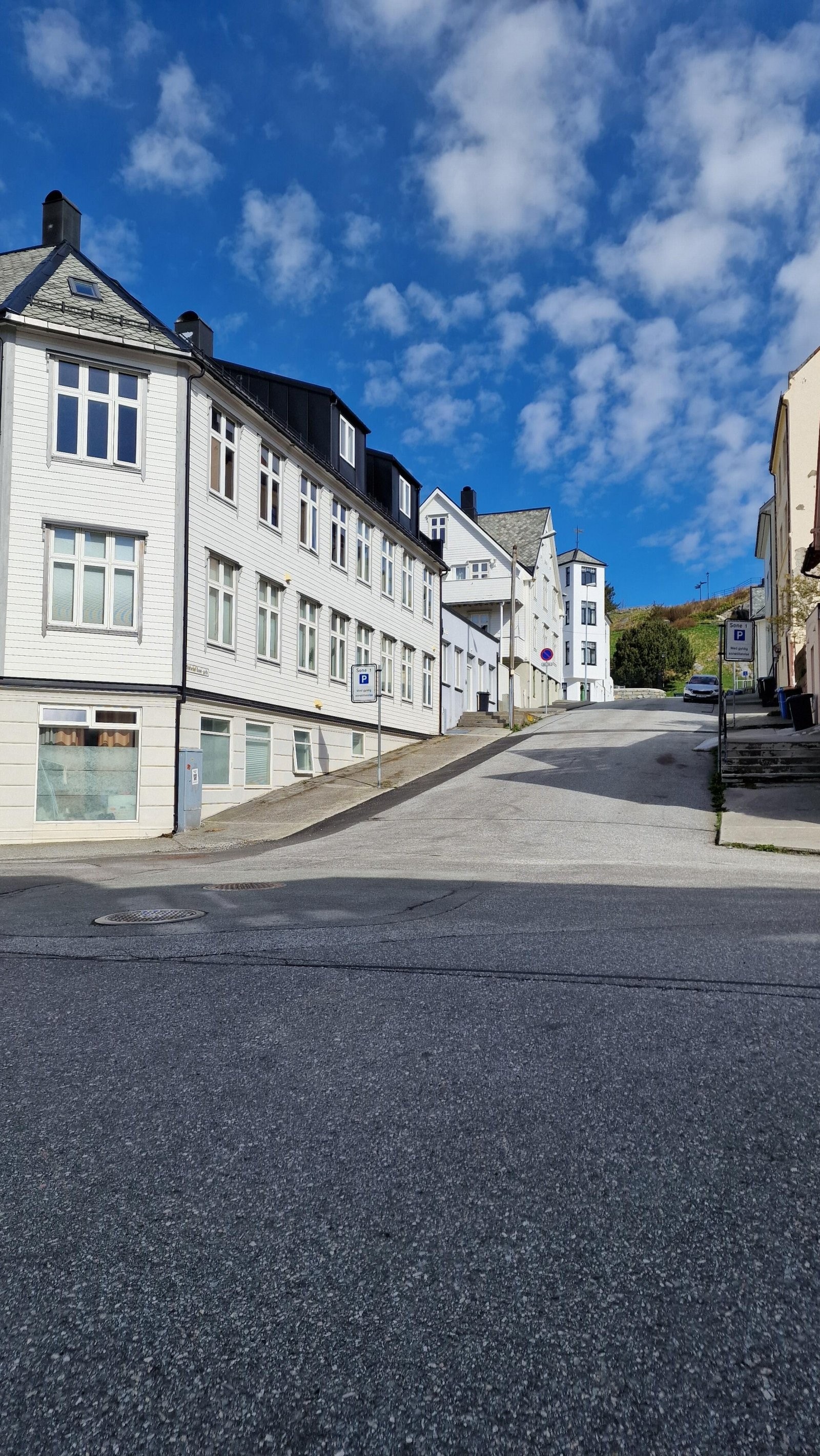 Leiligheten har en sentral beliggenhet på Aspøya med gangavstand til det meste Ålesund sentrum har å by på. Storhaugen ligger like ved leiligheten. Galleribilde