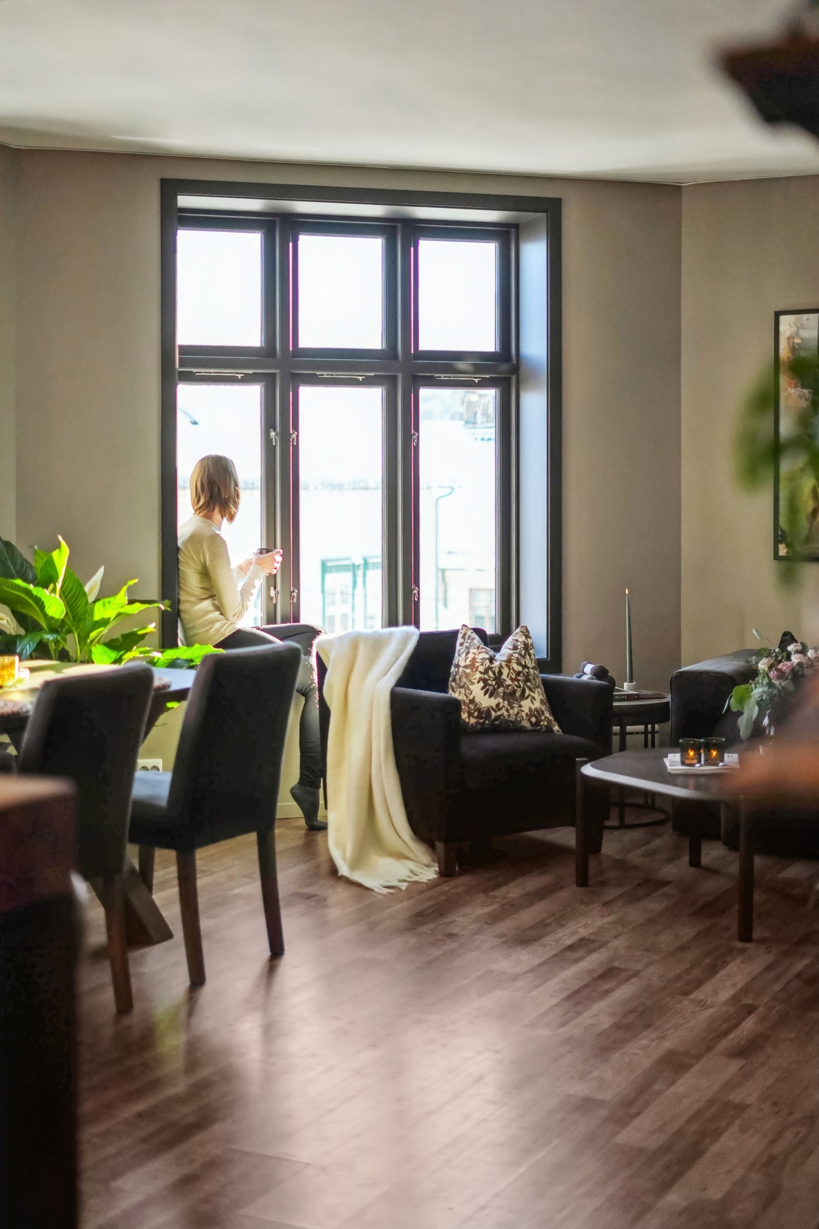 Store vindusflater sikrer rikelig med naturlig lysinnslipp. Galleribilde
