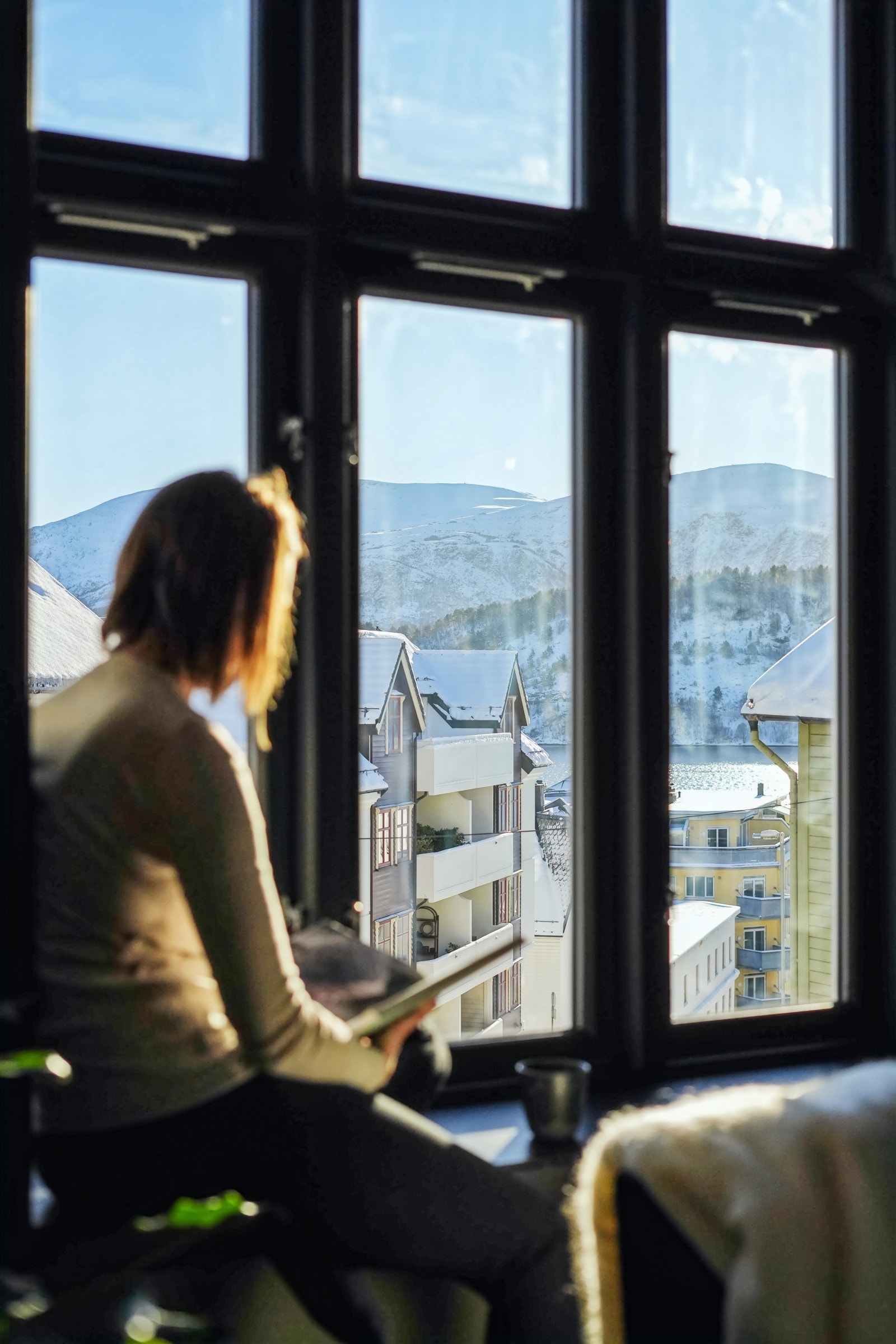 Fra hjørnevinduet er det flott utsikt mot Sulafjellet. Galleribilde