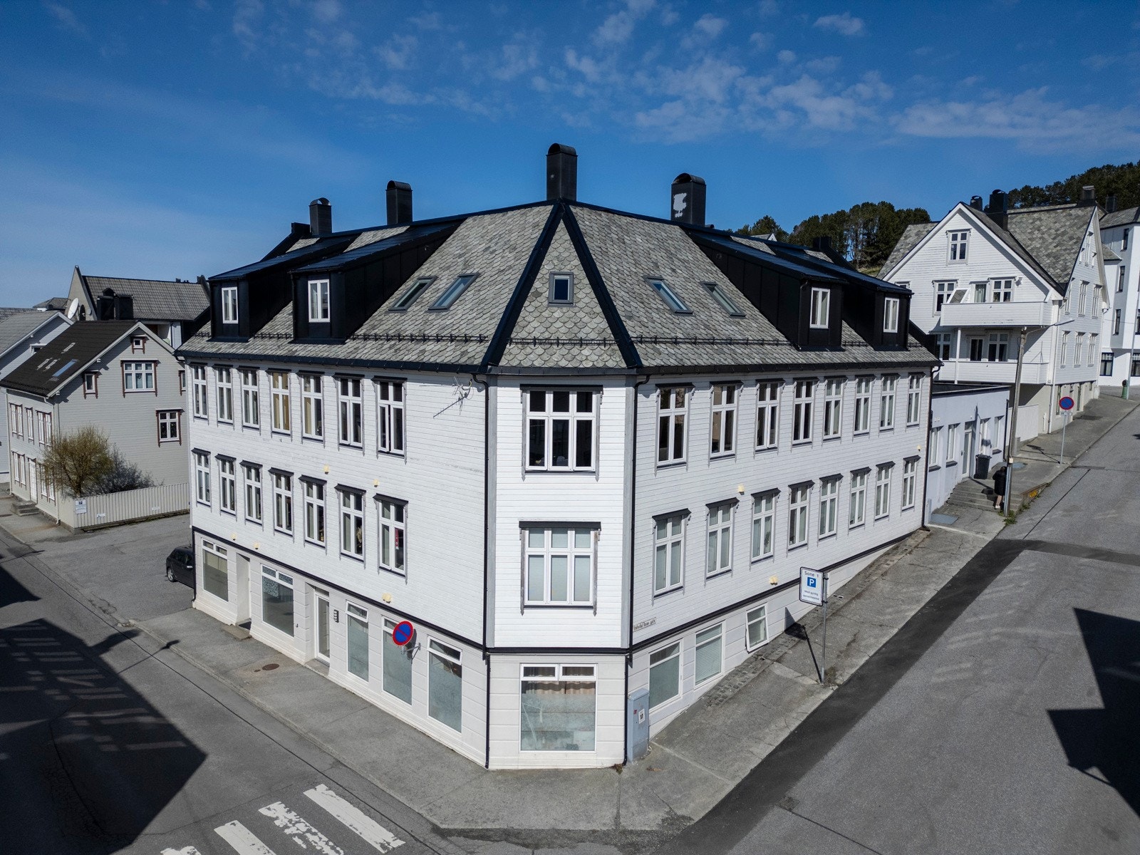 En flott og innholdsrik hjørneleilighet i byggets tredje etasje. Galleribilde