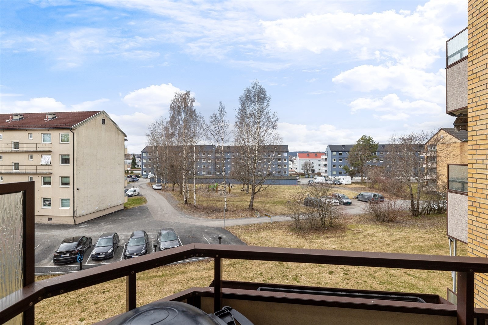 Utsyn utover borettslagets fellesareal Galleribilde