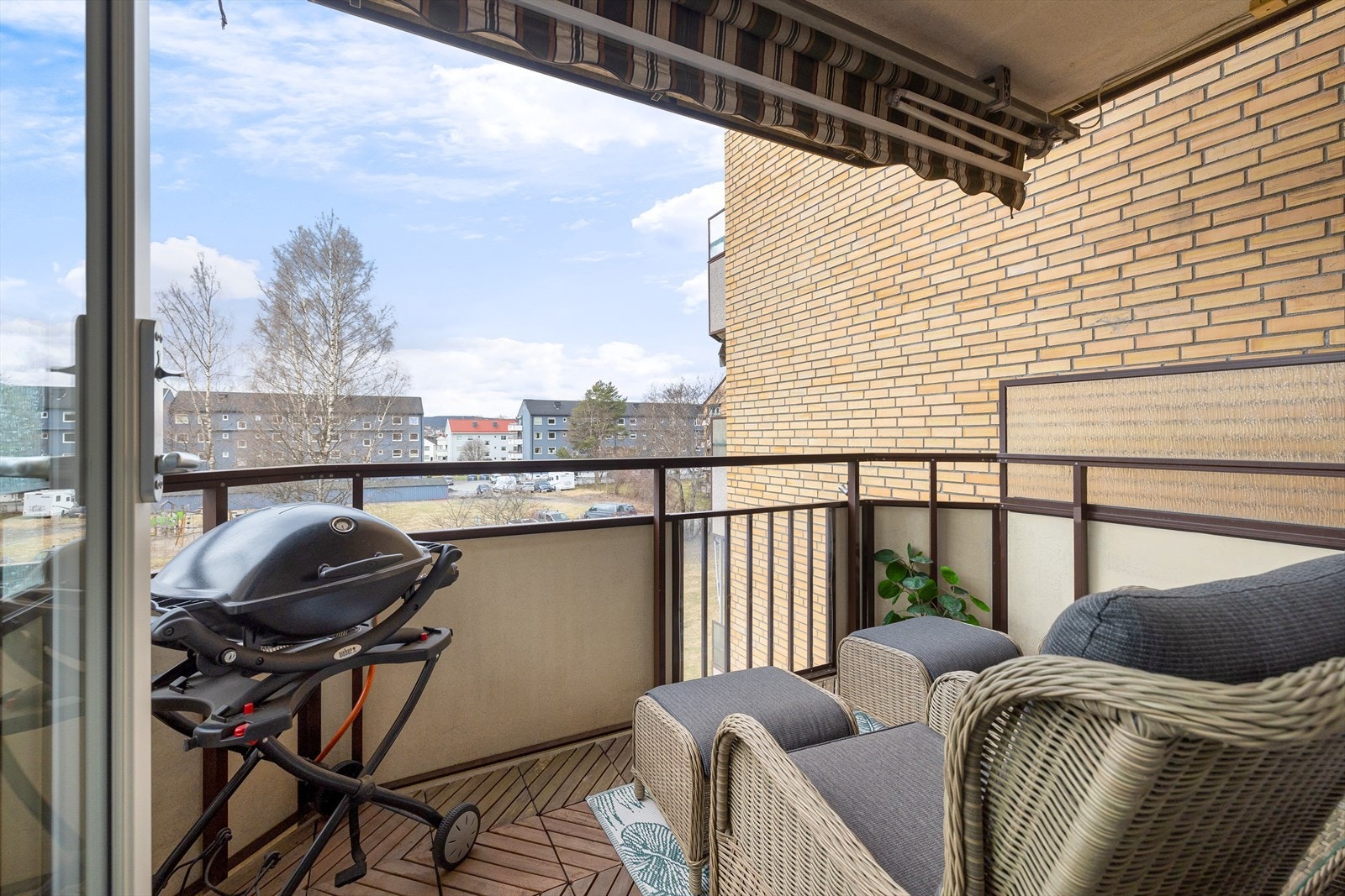 Balkongen har plass til sittemøblement og grill. Galleribilde