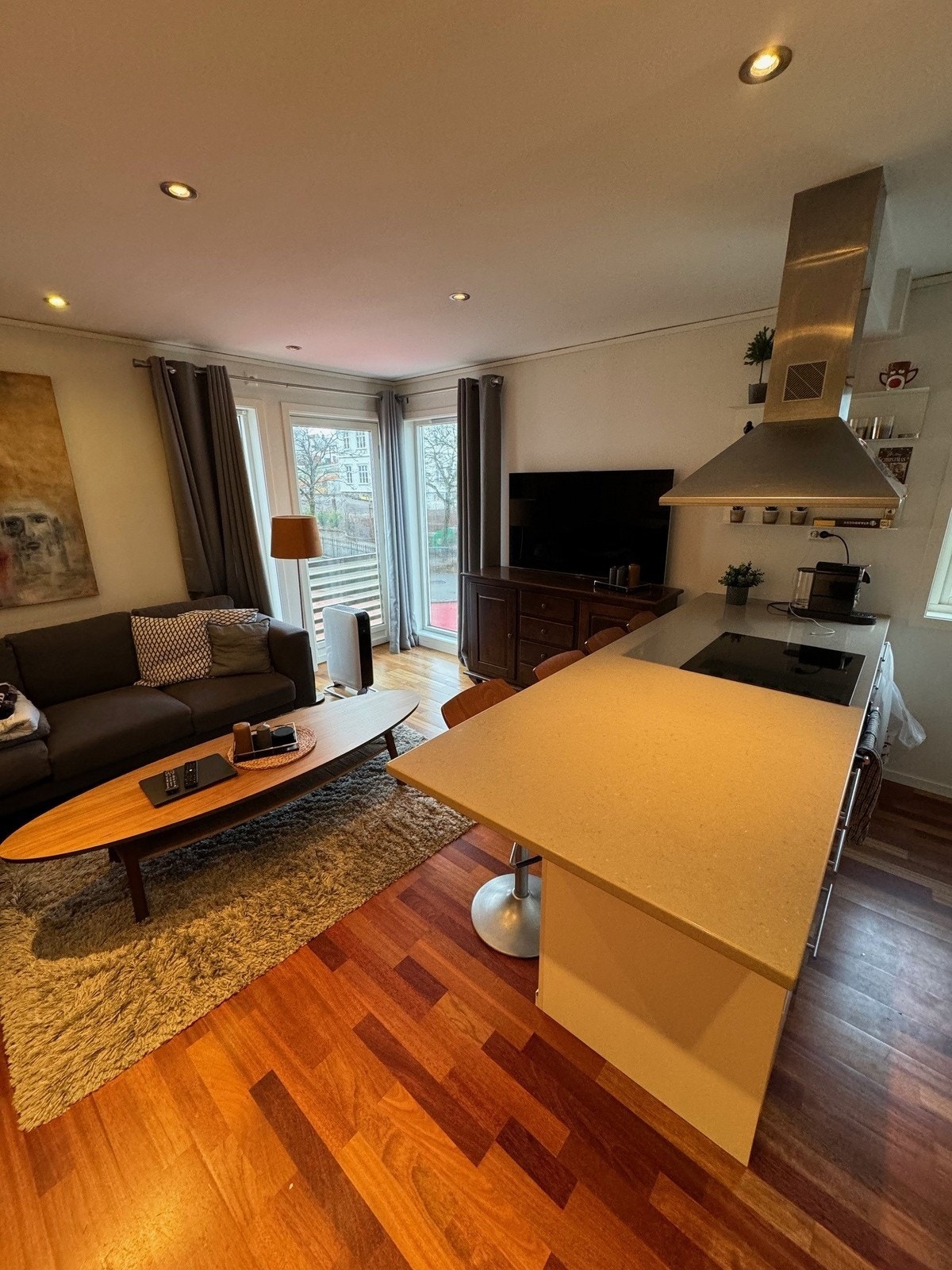 Stue og kjøkken i åpen løsning Galleribilde