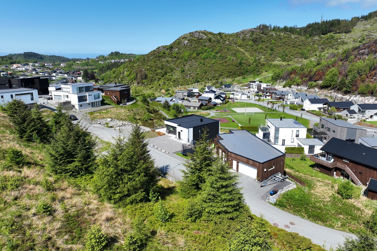 Tomten er stor på 711 m2 med flott utsikt over nærområdet Galleribilde