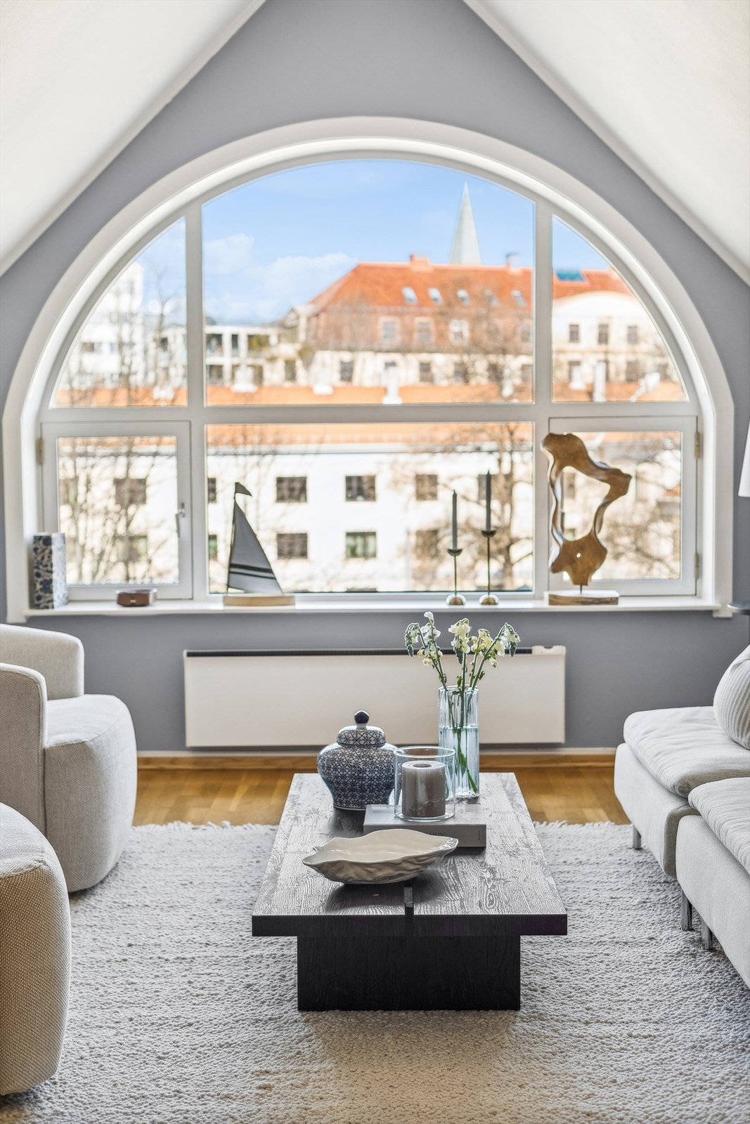 Stuevinduet oppleves som et maleri i stuen. Galleribilde