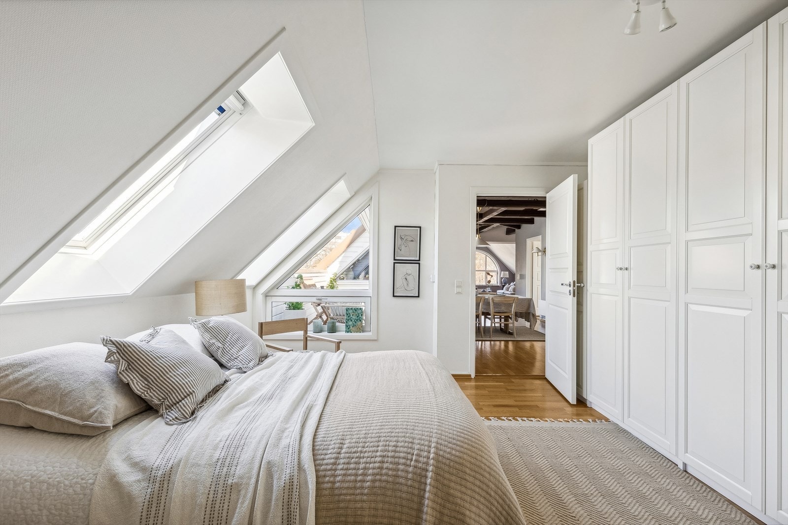 Godt med naturlig lysinnslipp fra takvinduer samt vindu ut mot terrasse. Galleribilde