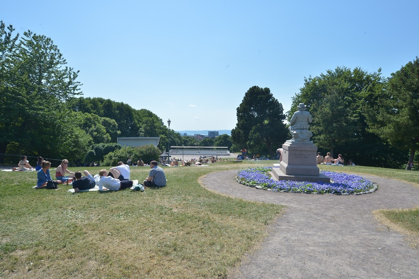 St.hanshaugen er en frodig park som gir fantastisk utsikt over byen. Her arrangeres årlige festivaler og kulturelle hendelser, som samler hele lokalsamfunnet. Galleribilde