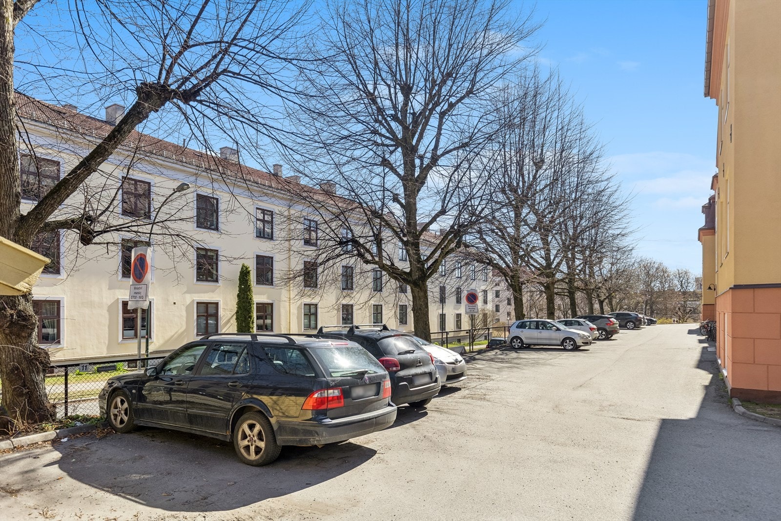 Borettslaget har parkeringsplasser på egen tomt. Beboerne kan leie plass for kr 500,- pr måned. Beboerne må søke om leie av p-plass, og pt er det ledige p-plasser. Det påløper administrasjonskostnader til forr.fører ved tildeling av p-plass etter gjelden Galleribilde