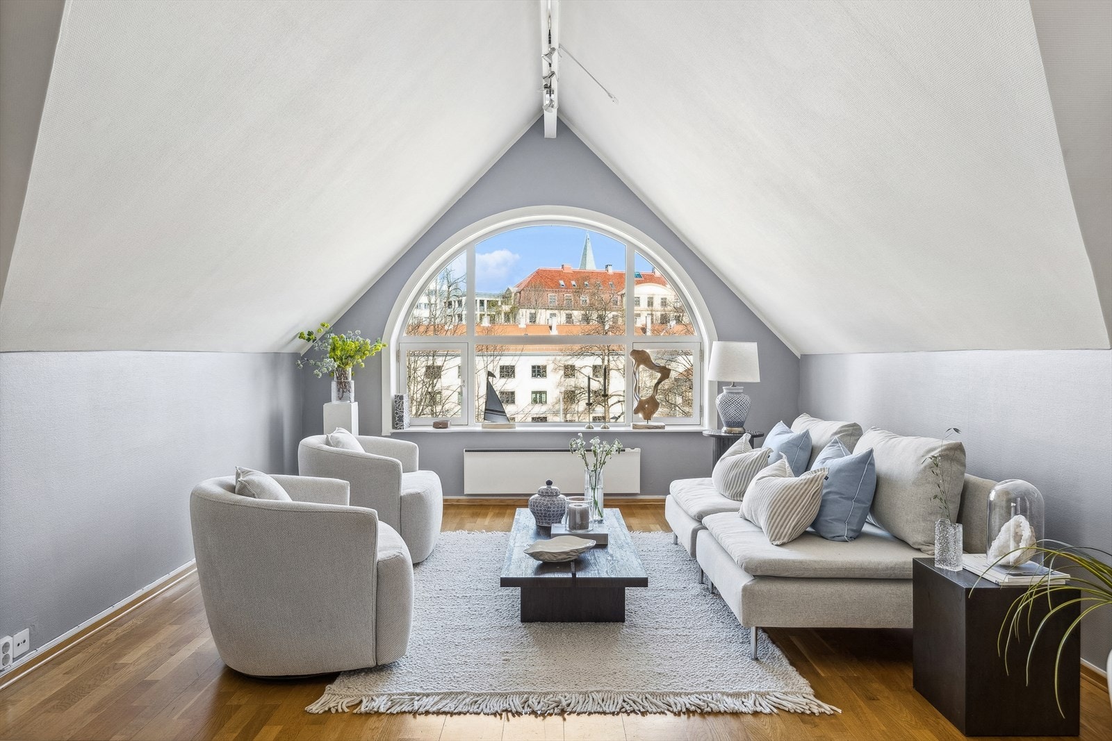 Dette er en leilighet med mye særpreg, hvor det moderne og sjarmerende møtes i skjønn harmoni. Galleribilde