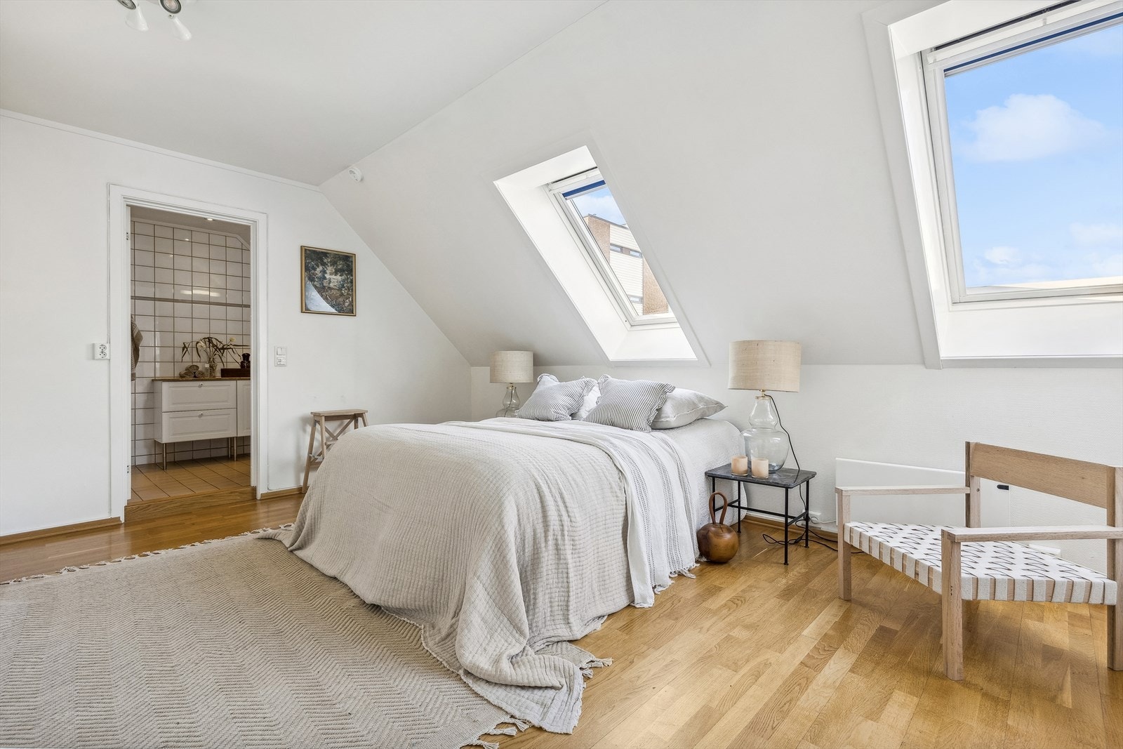 Rommet er meget romslig og har tilknytning til eget bad. Galleribilde