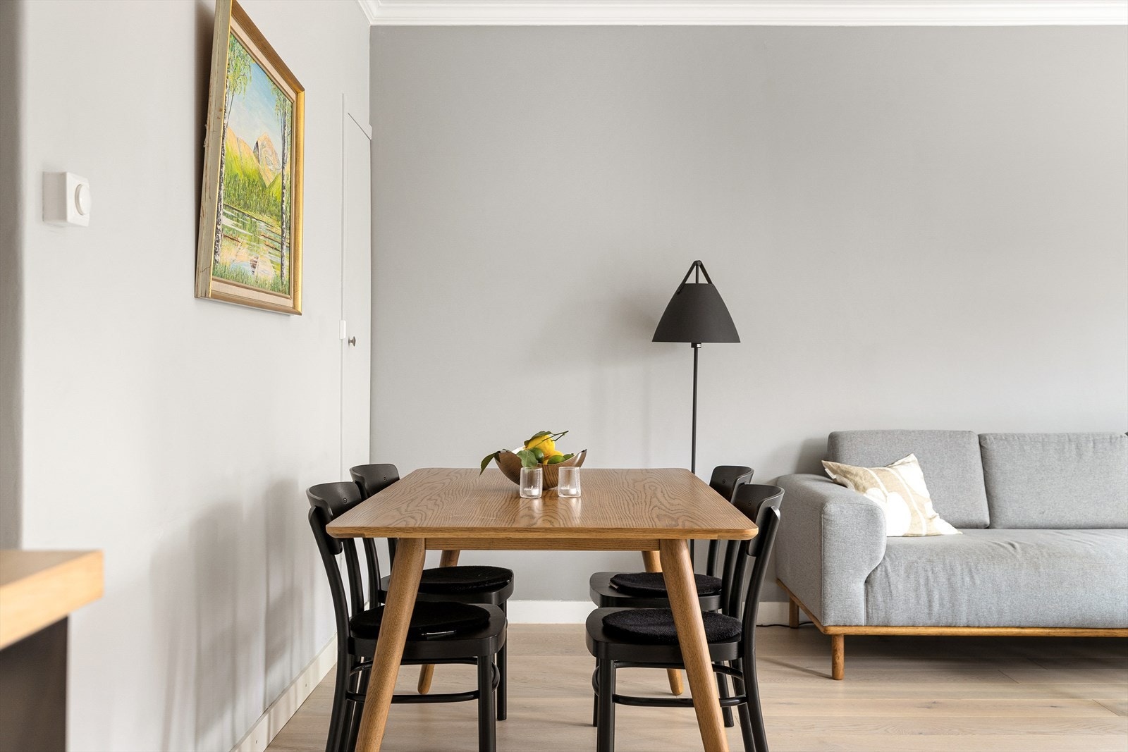 Stuen er såpass stor at det er mulig å invitere gjester på middagsbesøk og ha koselige stunder rundt middagsbordet. Galleribilde