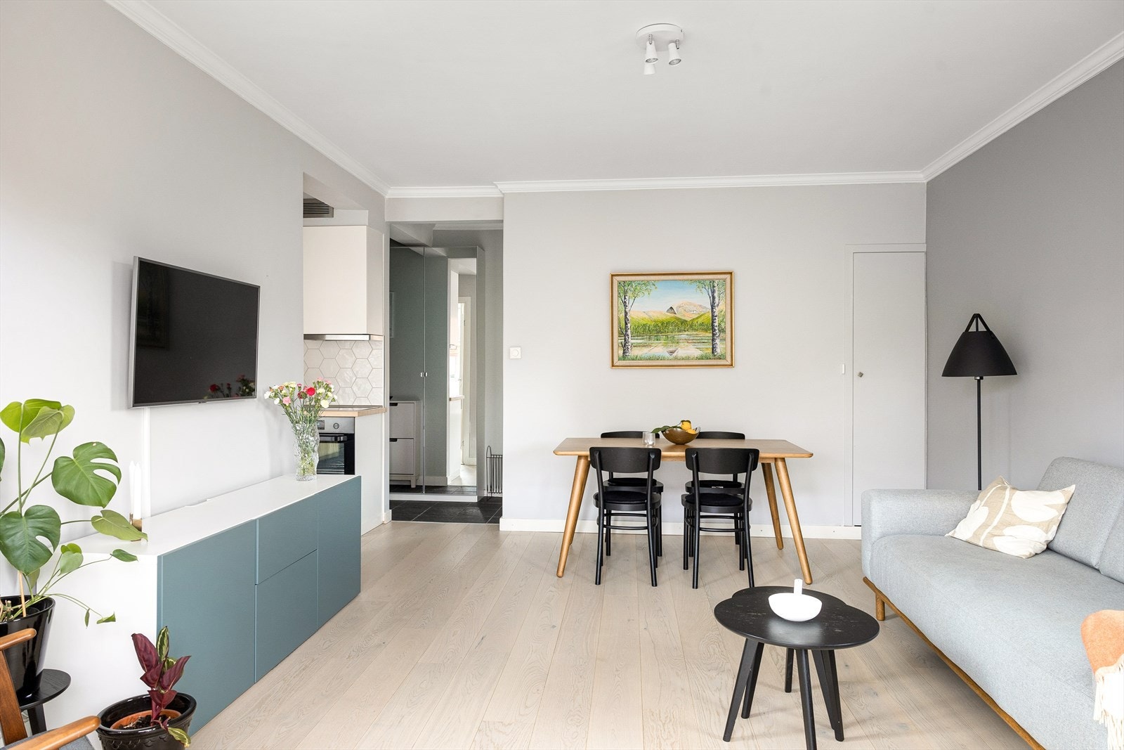 I stuen er det plass til både sofa, skjenk, TV og spisebord med tilhørende stoler. Leiligheten disponerer også et praktisk skap på høyre side av stuen som gir mulighet for oppbevaring av for eksempel vaskeutstyr, slik at man slipper å ha det fremme. Galleribilde