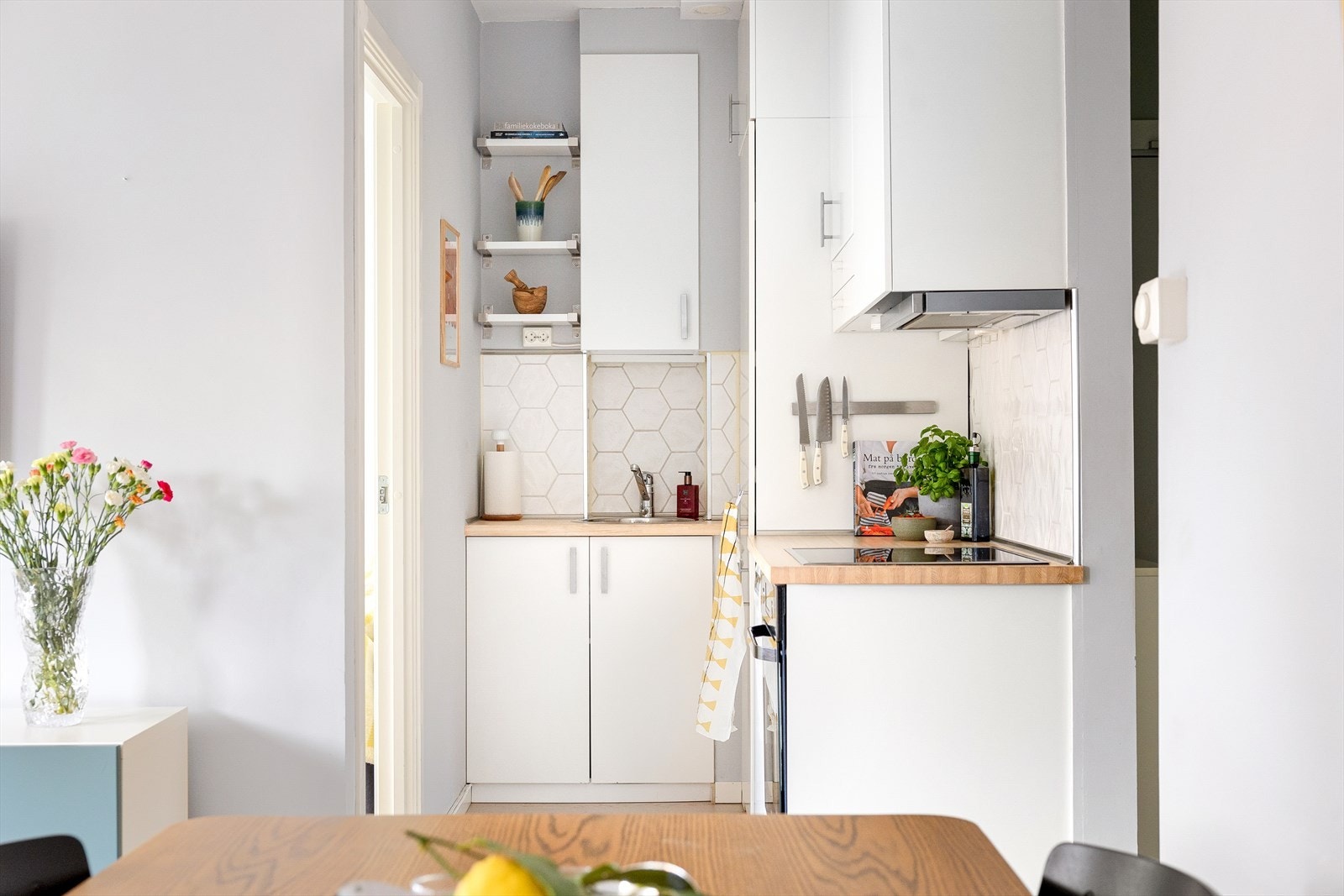 Kjøkkenet er svært lekkert med backsplash med tidsriktige fliser. Det ble byttet benkeplate i 2018 samtidig som flisene ble lagt. Galleribilde