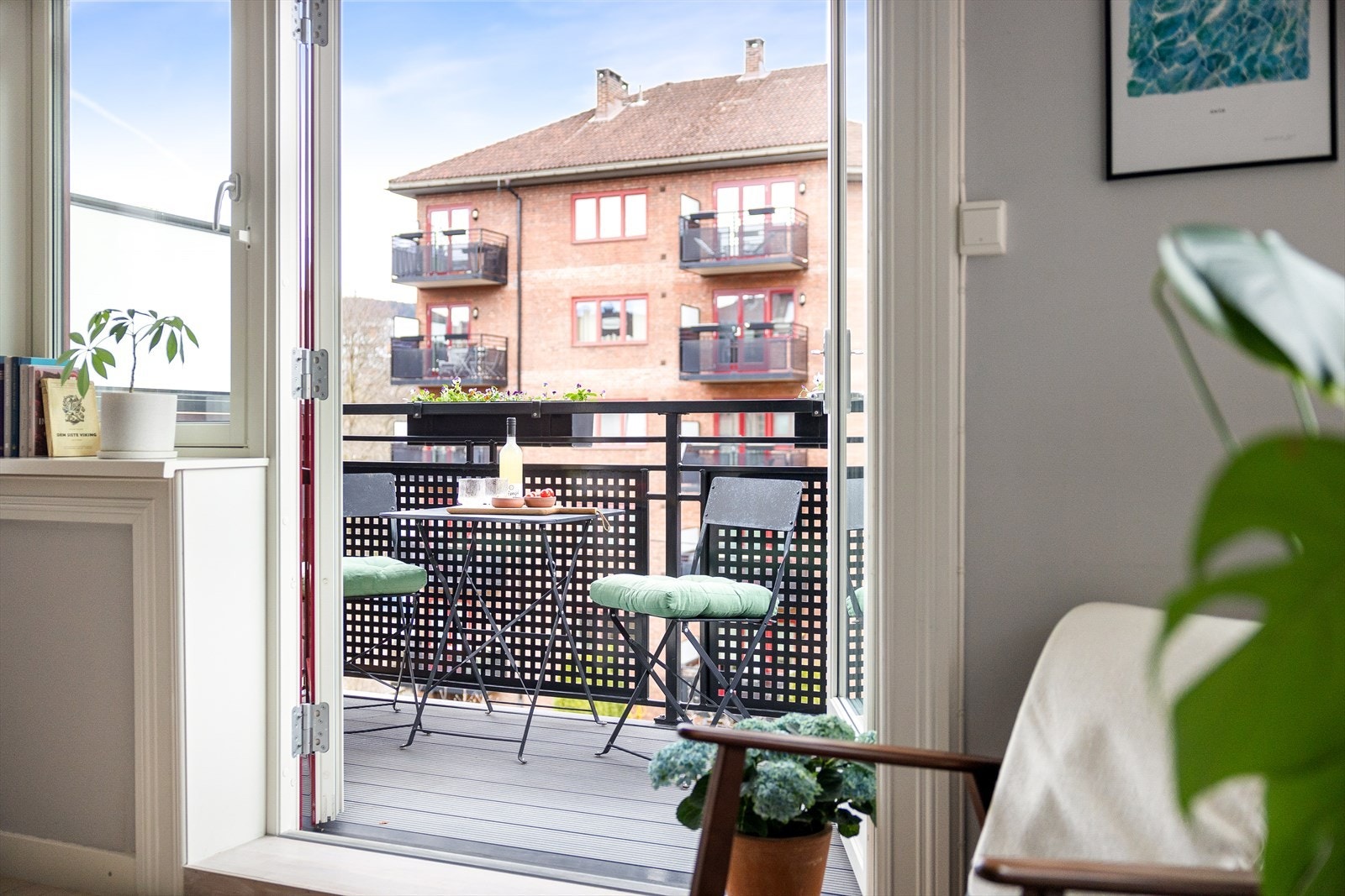 Balkongen er på ca 4 kvm og har plass til utemøbler og grill. Det er ikke lov med kullgrill i borettslaget. Galleribilde