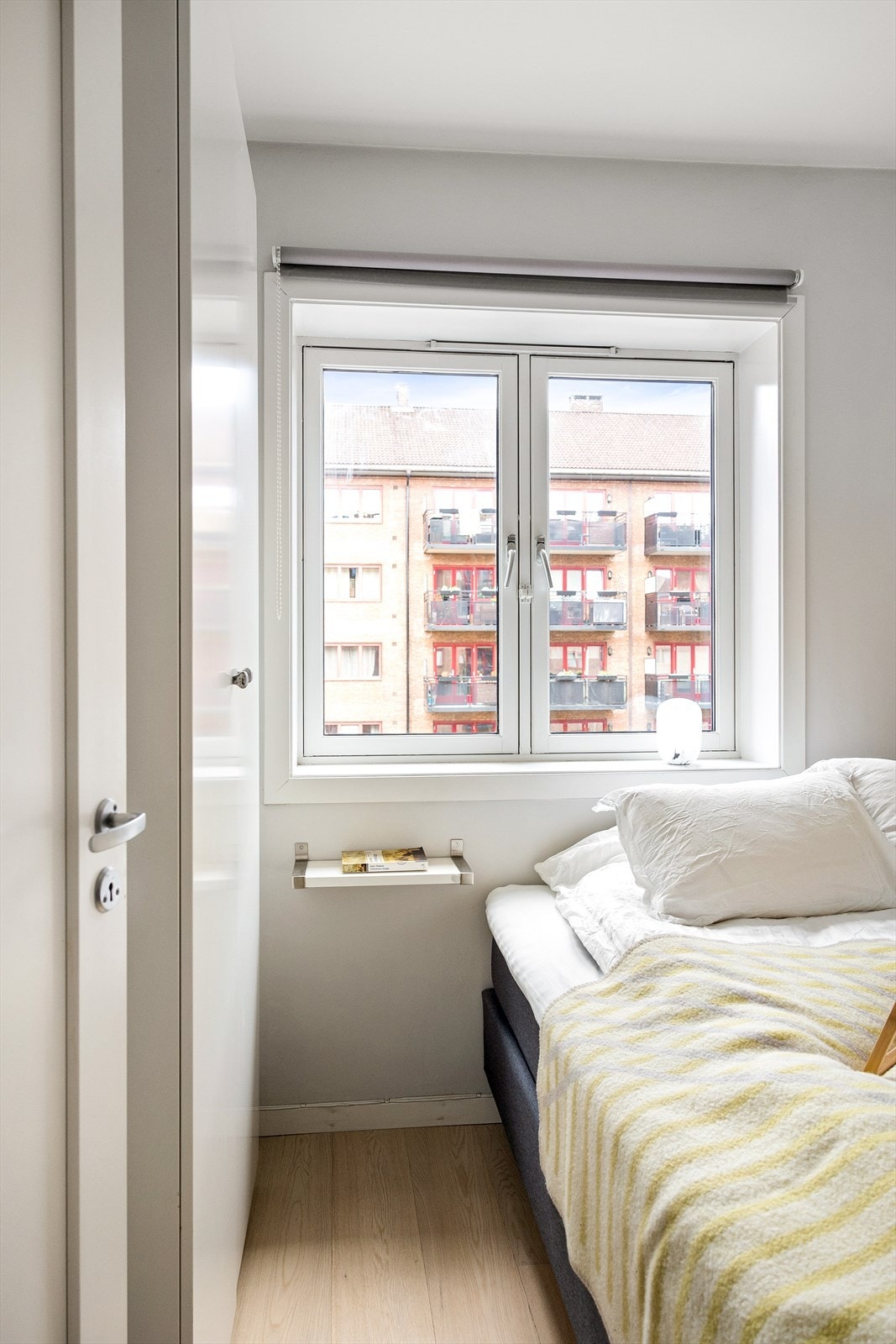Rommet har også plass til et skap med gode oppbevaringsmuligheter. Galleribilde