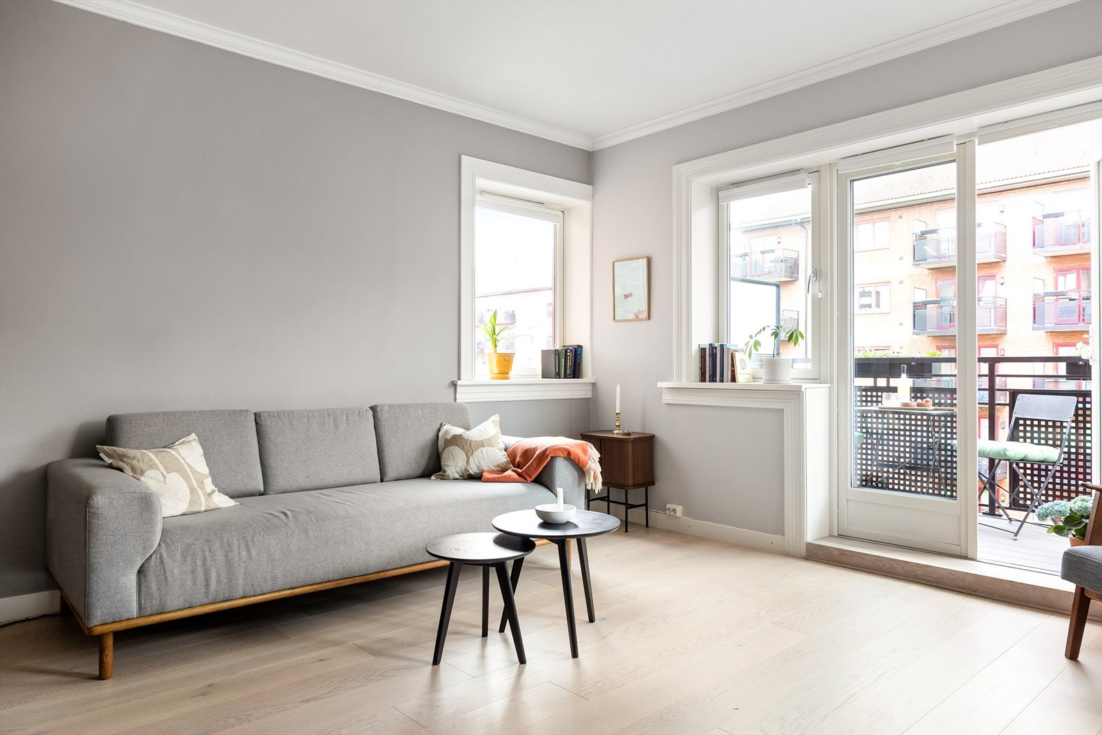 Leiligheten oppvarmes med radiatorer fra borettslagets fjernvarmeanlegg. Oppvarming, kabel-TV, internett, varmtvann, driftstjenester, trappevask, kommunale avgifter og renovasjon er inkludert i felleskostnadene, som også er relativt lave. Galleribilde