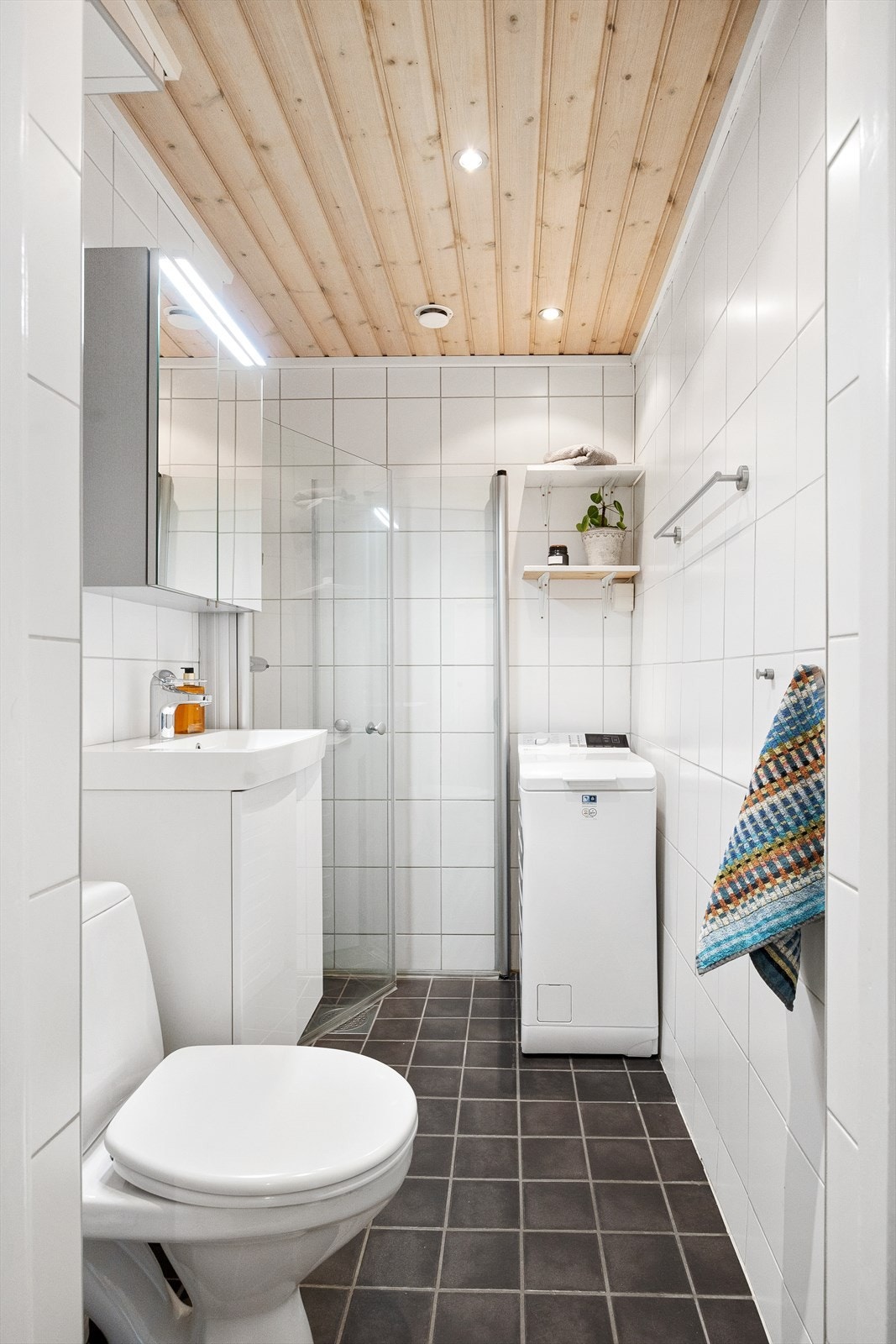 Badet ble rehabilitert i 2006 og har fungerende membran og tettesjikt. Det er et lekkert panel i taket med innfelte downlights, samt fliser på gulv og vegger. Det er også opplegg for vaskemaskin, slik at man slipper å benytte seg av fellesvaskeri. Galleribilde