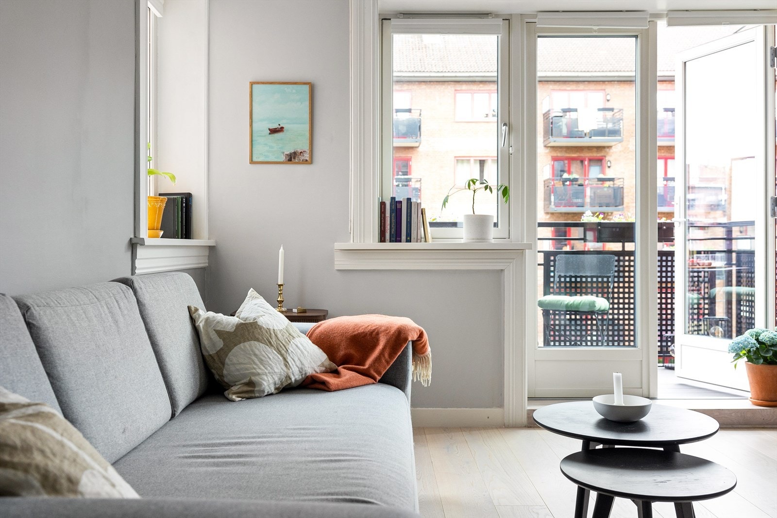 Stuen fremstår meget lys med vinduer på begge vegger på langsidene av rommet samt store vindusflater ut mot balkongen. Galleribilde