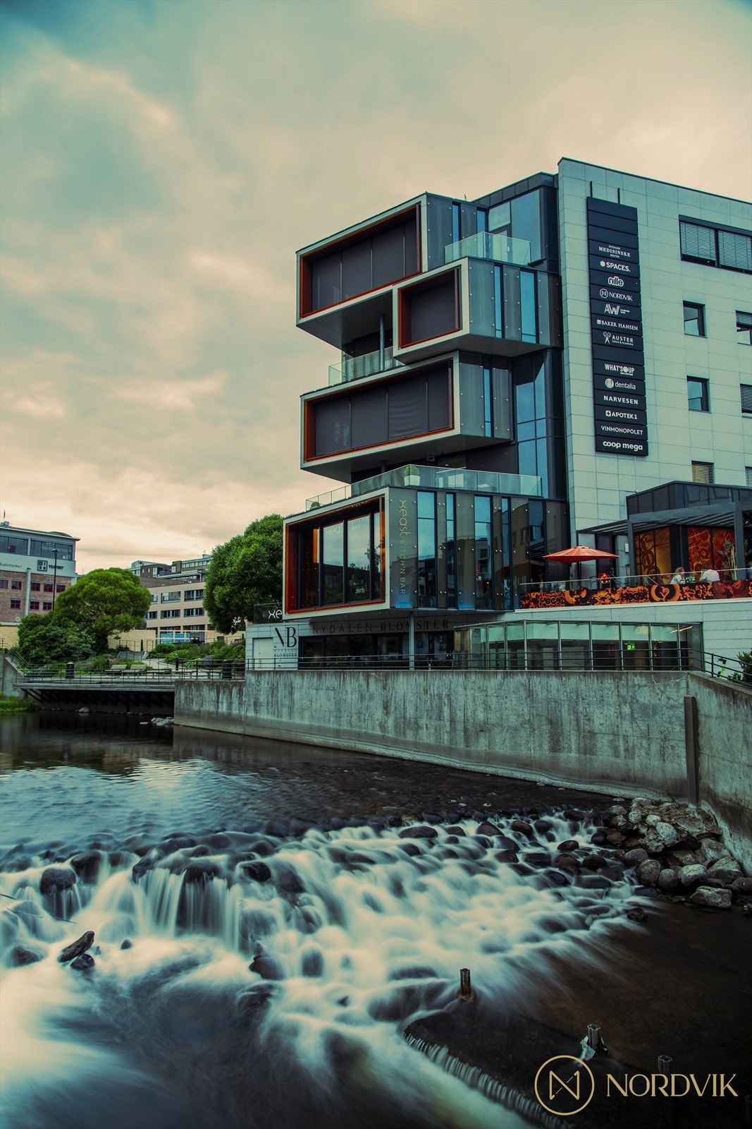 Leiligheten er i gangavstand fra BI Nydalen, men de andre storbyuniversitetene og høyskolene er også lett tilgjengelige enten med buss fra rett utenfor døren eller med T-bane fra Nydalen. Galleribilde