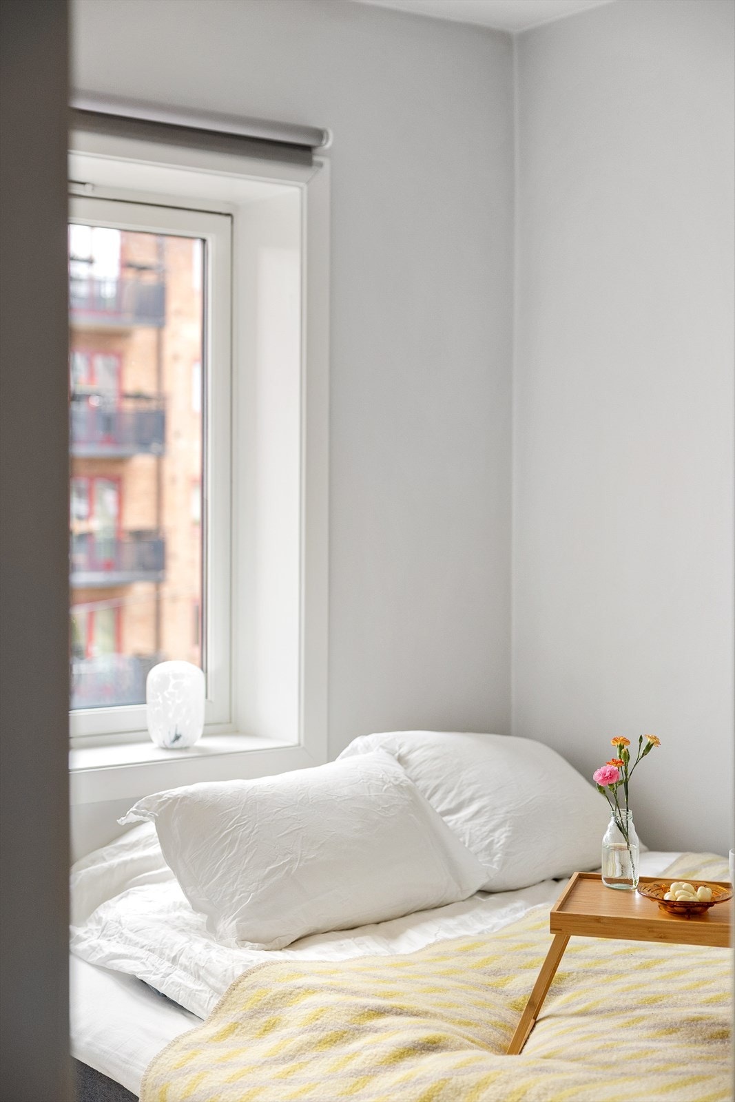 De morgenene du ikke ønsker å ta kaffekoppen i morgensolen kan du ta den til morgensolen i soverommet. Galleribilde