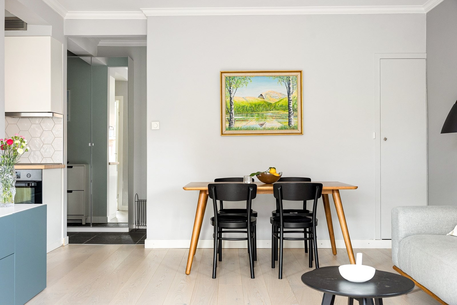 Leiligheten er et perfekt utgangspunkt for å møblere etter sin egen stil, da fargevalgene er enkle å kombinere med annet interiør. Galleribilde