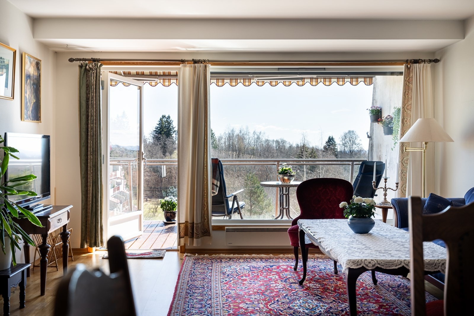 Fra stuen kan man gå rett ut på en overbygd balkong med nydelig utsikt uten innsyn. Galleribilde