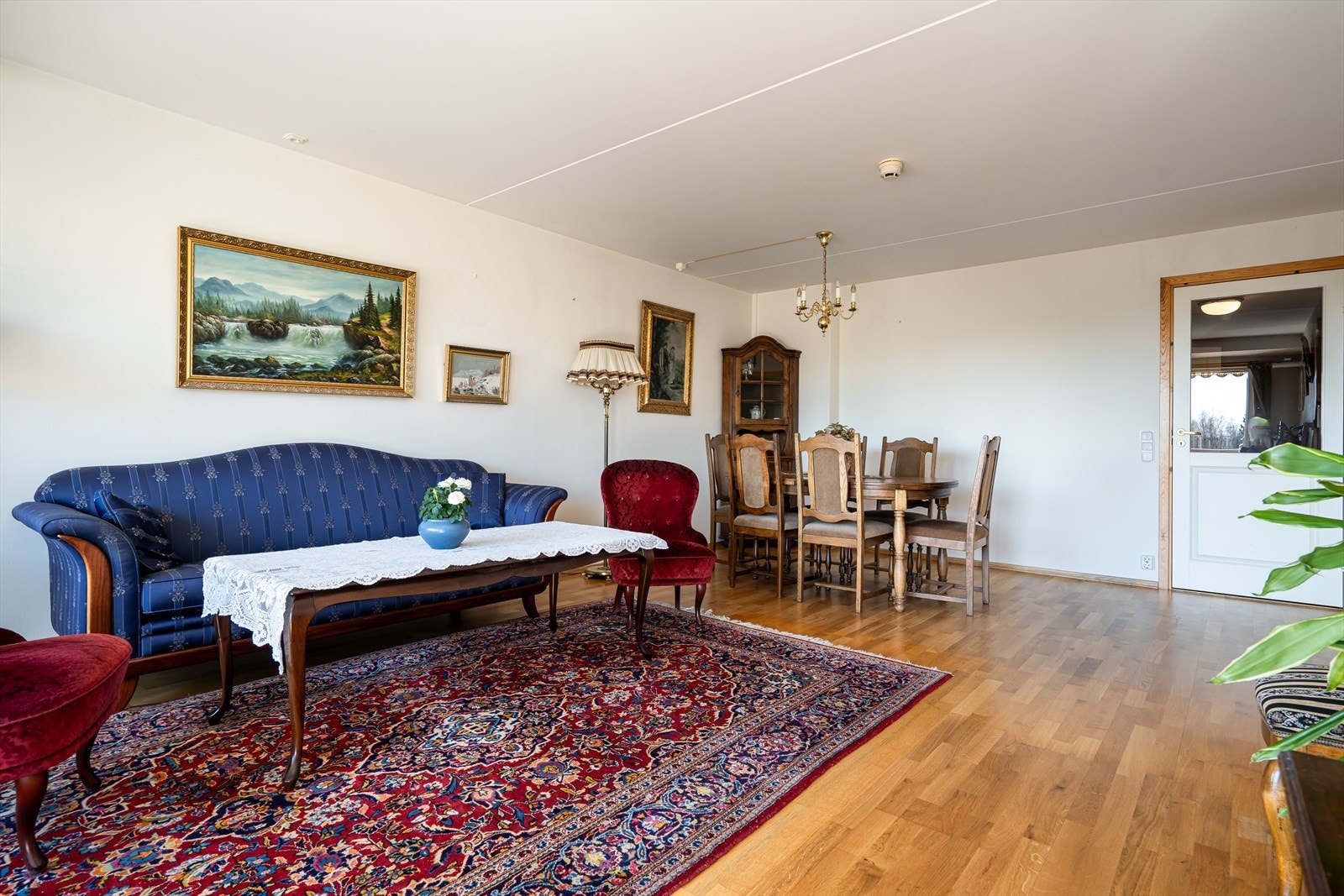 Stuen er et hyggelig oppholdsrom med god plass til sofagruppe, tv-løsning og spisebord. Galleribilde