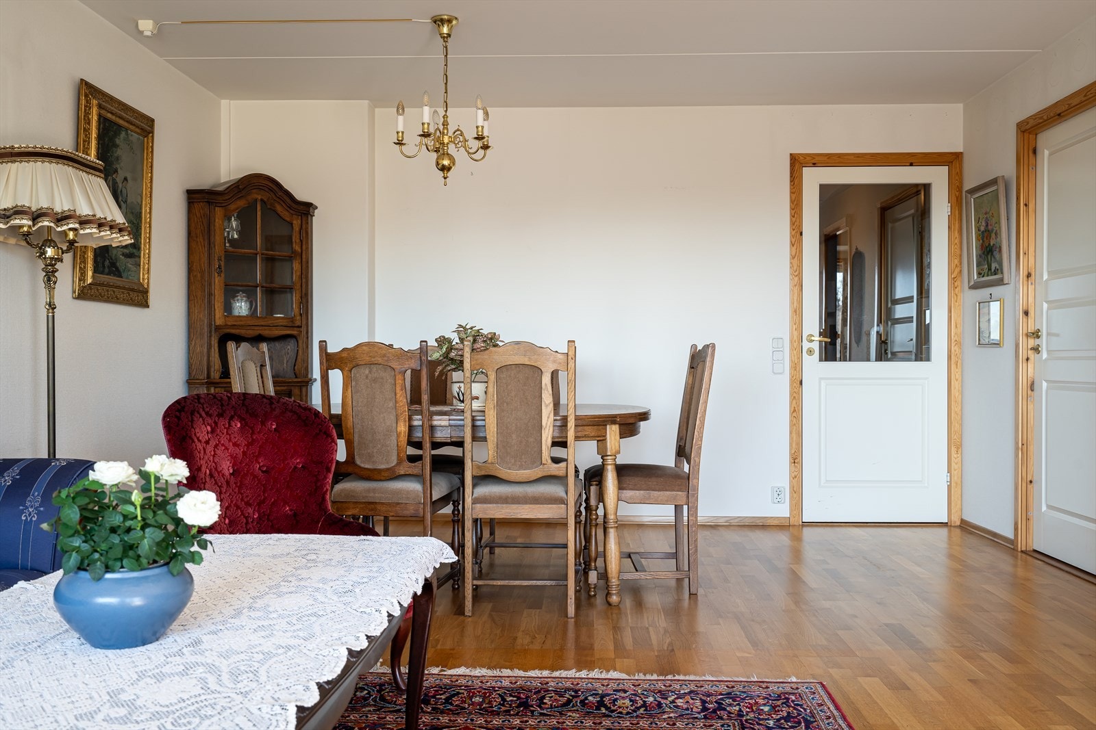 Veggene er malt i en lys farge og på gulvet er det parkett, en nøytral stil som passer til "alt". Galleribilde