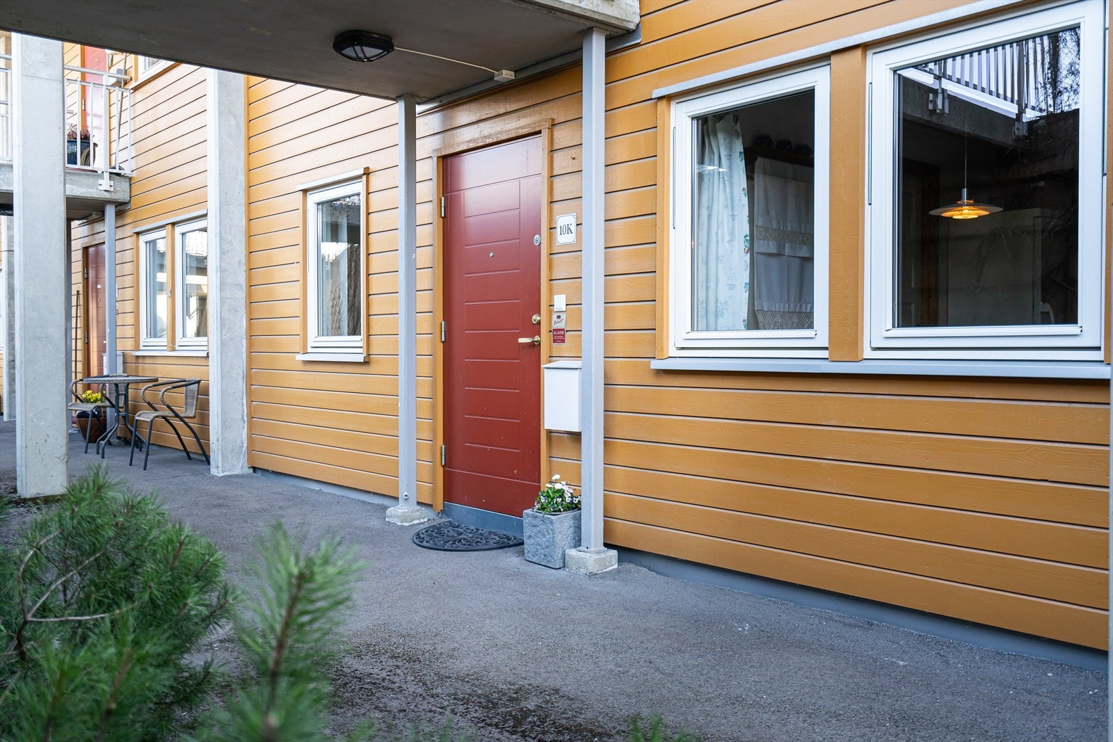 Leiligheten ligger i tredje etasje i et bygg med heis og har trappefri adkomst til entré via eget, overbygget inngangsparti på bakkeplan. Galleribilde