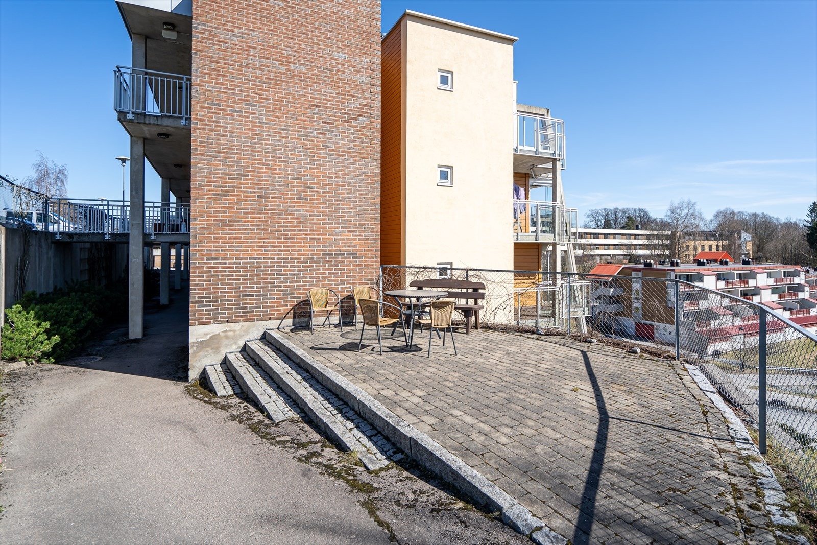 På enden av bygget er det en koselig fellesterrasse med sittegrupper hvor man kan møte naboene til en kaffeprat. Galleribilde