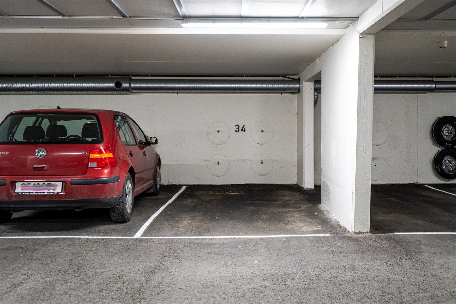 Det medfølger garasjeplass i felles garasjekjeller, og herfra er det heis opp til etasjeplan. Galleribilde