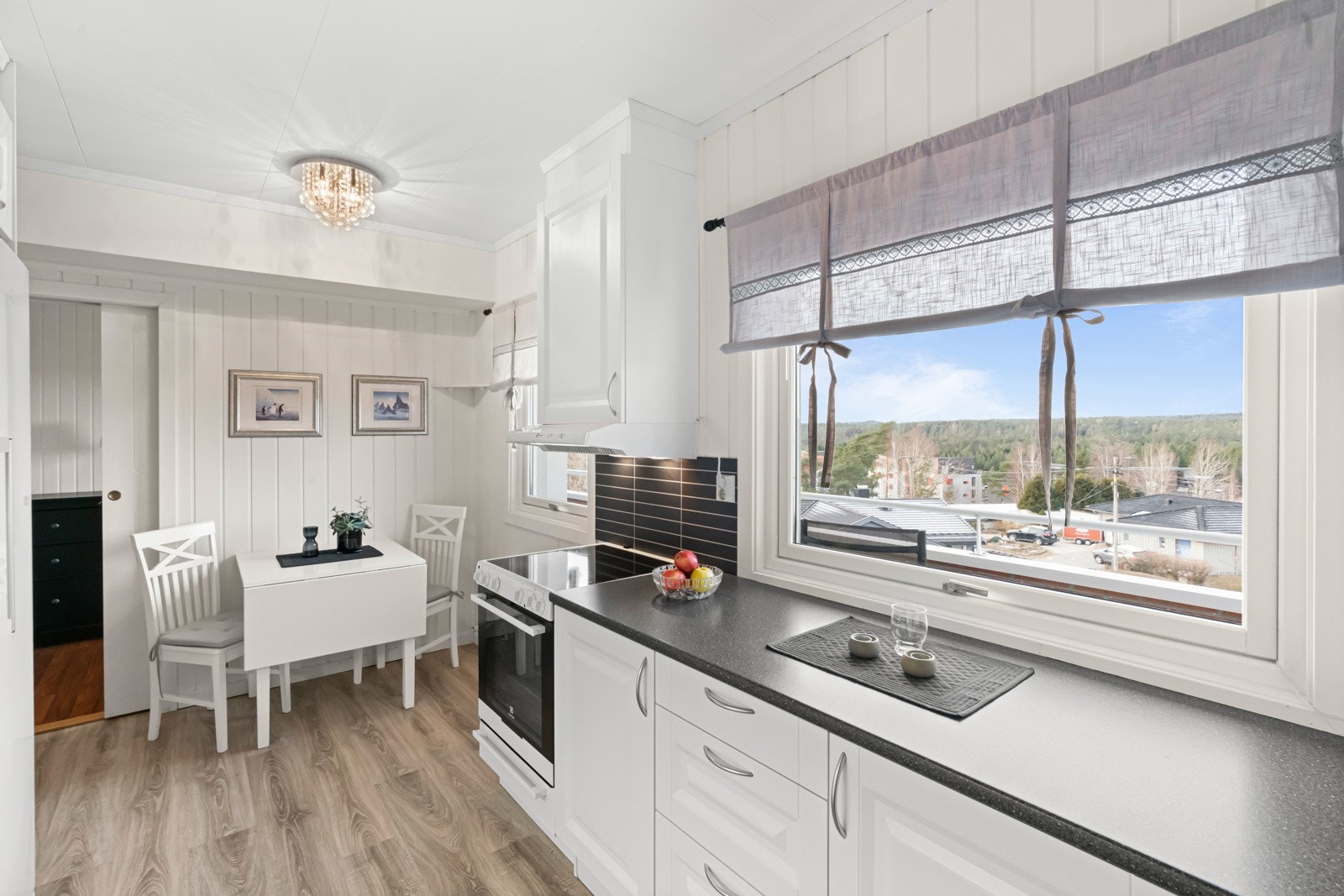 Lyse profilerte fronter med laminat benkeplate Galleribilde