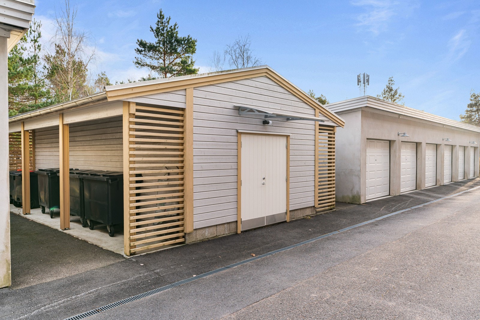 Fine fellesområder, her med miljøstasjon og bod til fellesutstyr Galleribilde