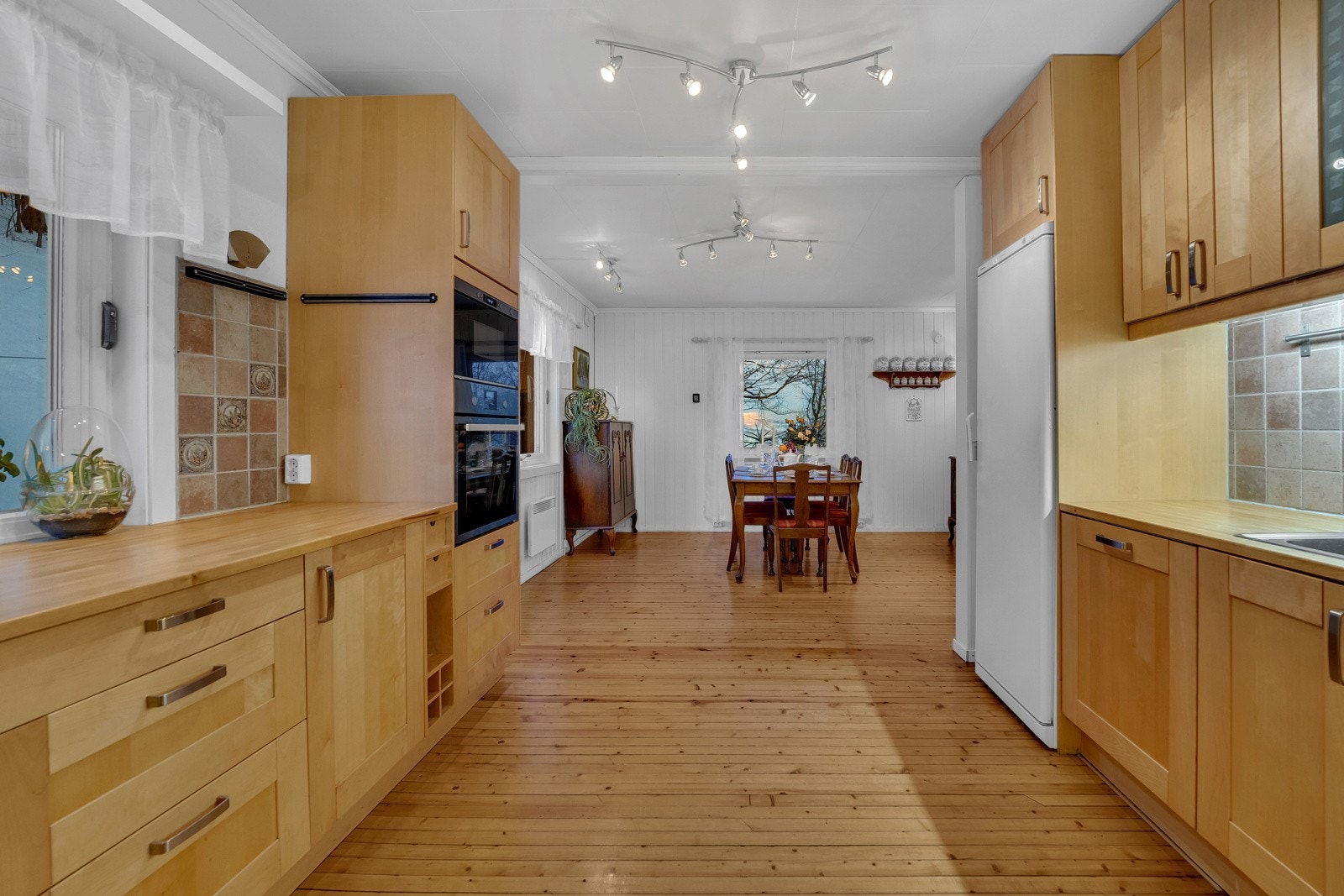Det er godt med skap og skuffer på kjøkkenet og delvis integrerte hvitevarer. Galleribilde