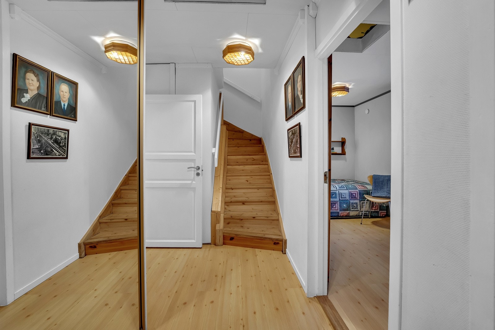 Entre med skyvedørsgarderobe Galleribilde