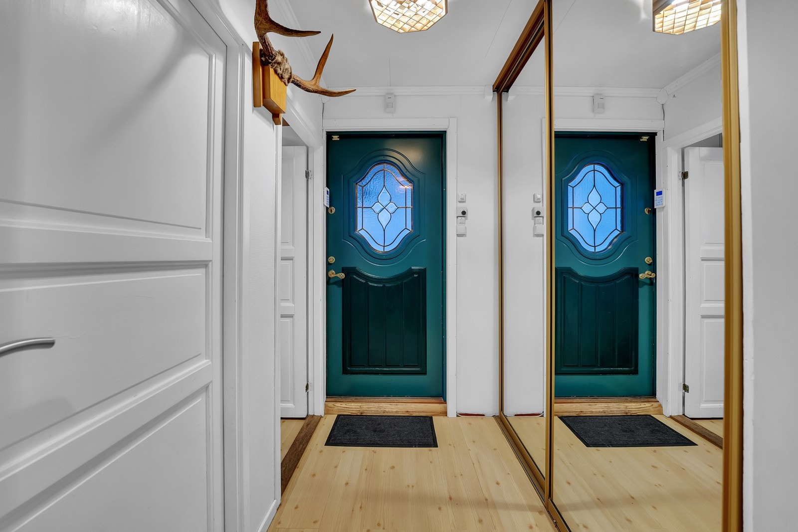 Entre med skyvedørsgarderobe Galleribilde
