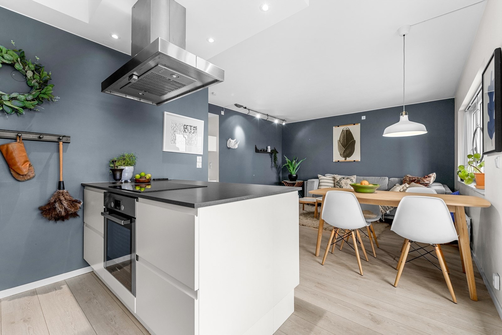 Her får du rikelig med skap- og benkeplass, og er utstyrt med kombiskap, oppvaskmaskin, platetopp, stekeovn og ventilator. Takstmann har vurdert kjøkkenet til TG1. Galleribilde