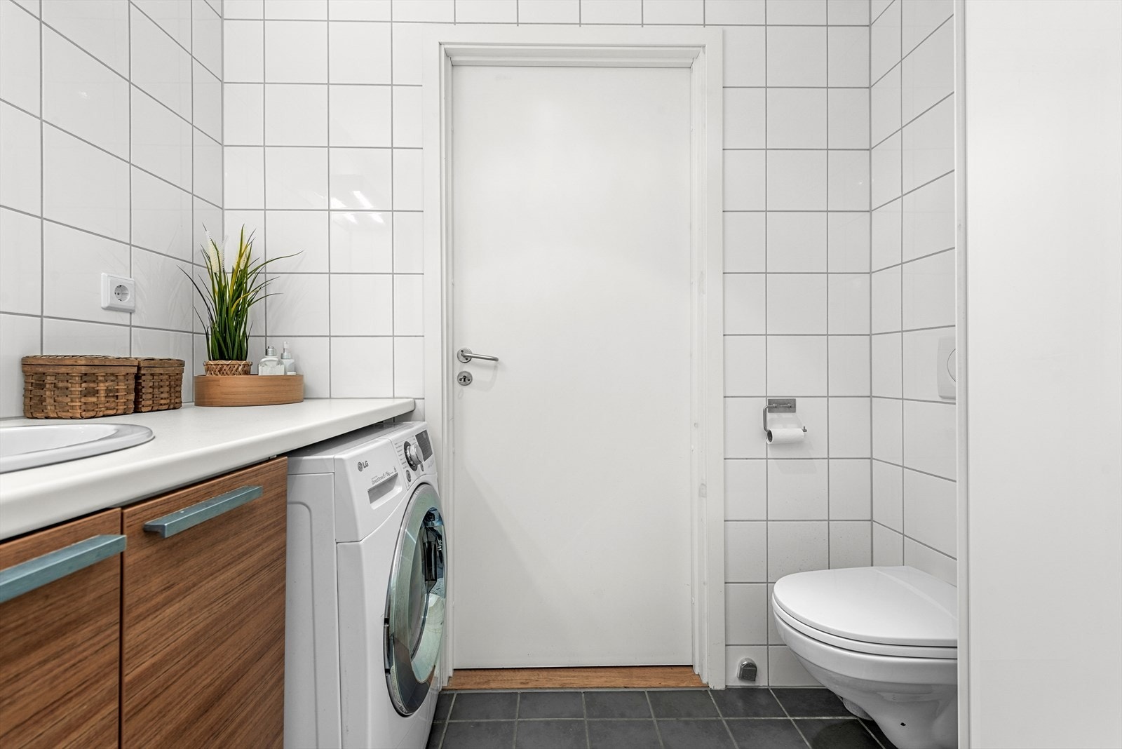 Her får du dusjvegger av glass og dusjgarnityr på vegg, vegghengt toalett, innredning med servant, opplegg for vaskemaskin (kran og
avløp), og rør-i-rørsystem. Galleribilde