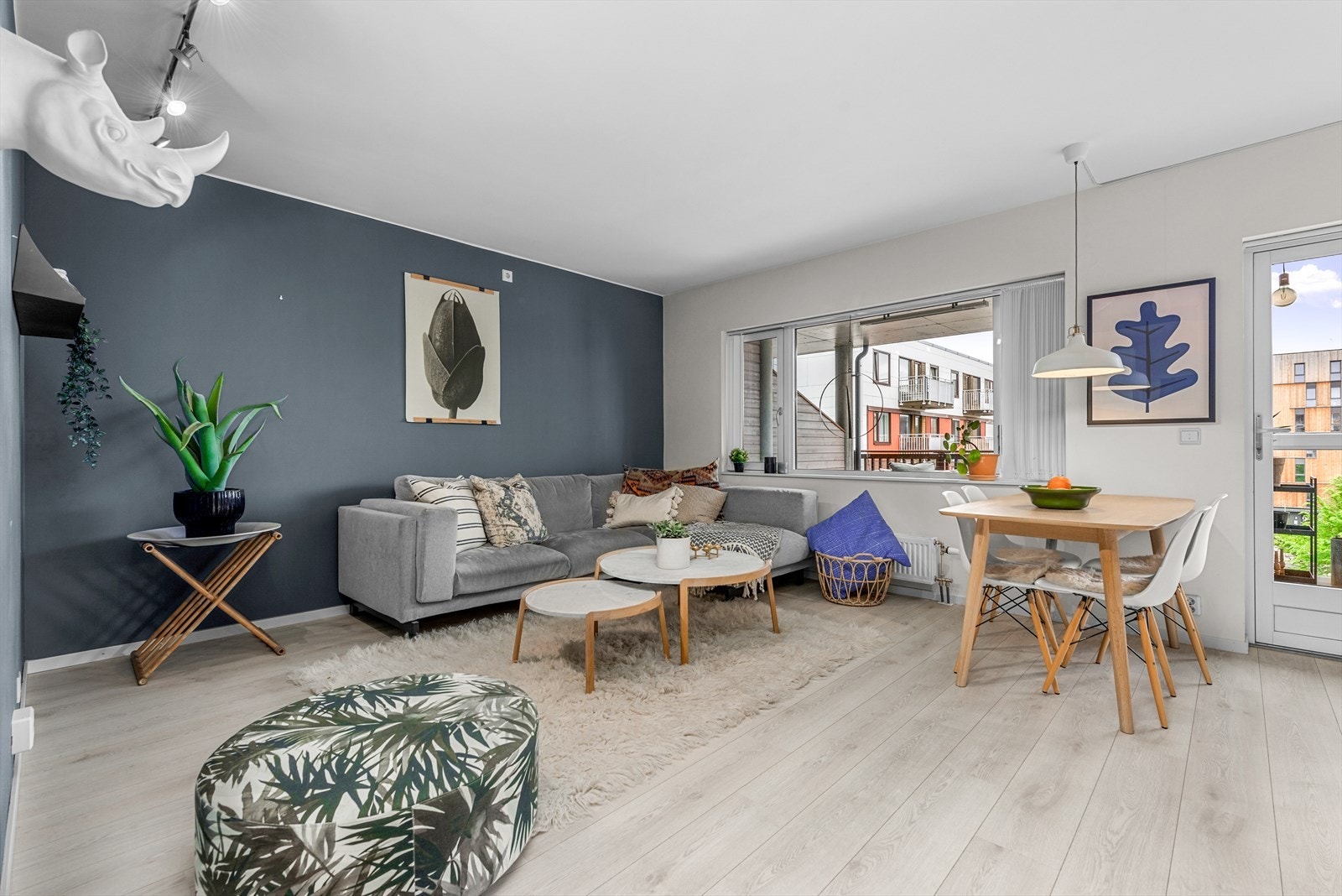 Stuerommet strekker seg over 18m², er i åpent løsning, og byr flere møbleringsmuligheter. Galleribilde