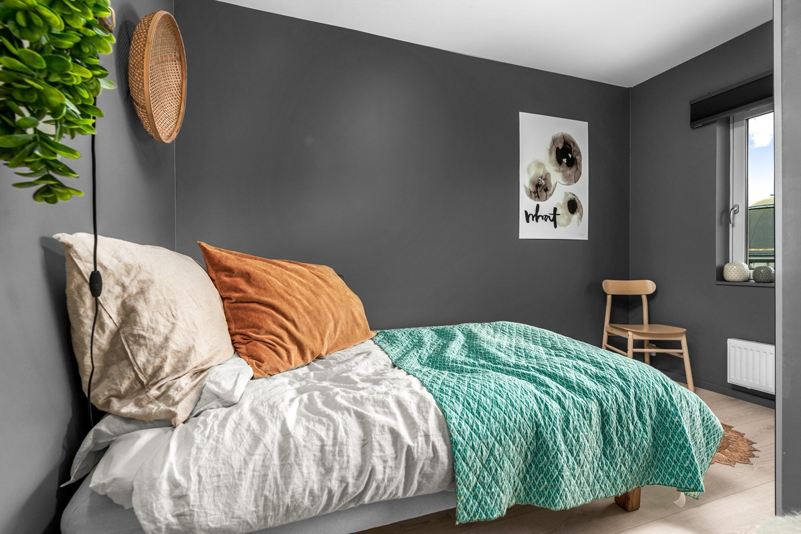 Leilighetens andre soverom måler 8,7m², og her er det også plass til dobbeltseng. Galleribilde