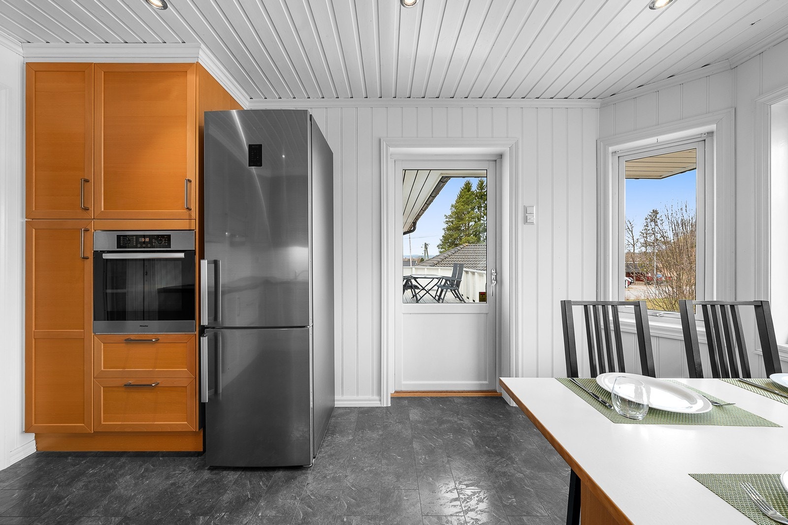 Utgang til terrasse fra kjøkkenet Galleribilde