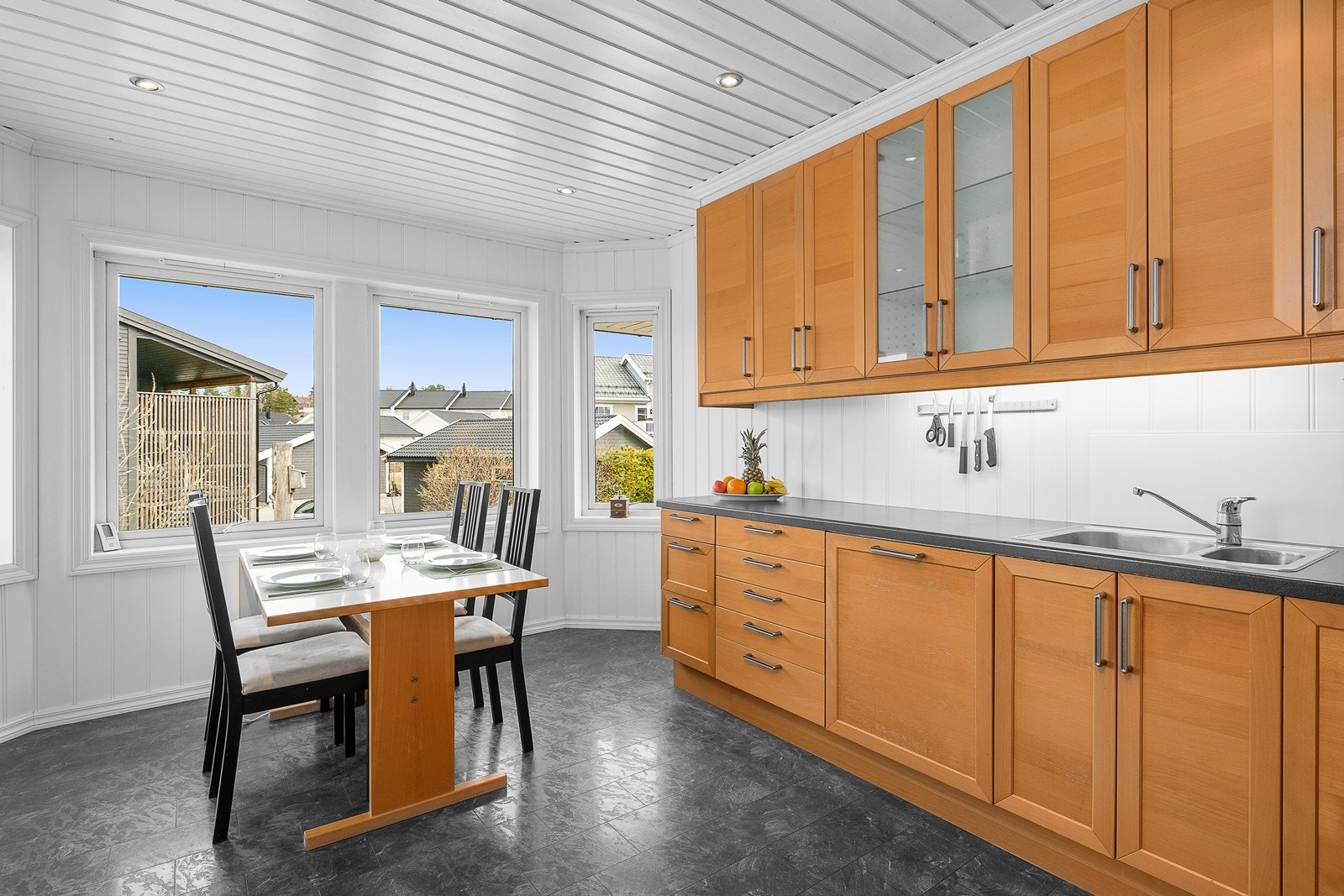 God plass til hele familien rundt spisebordet på kjøkkenet Galleribilde