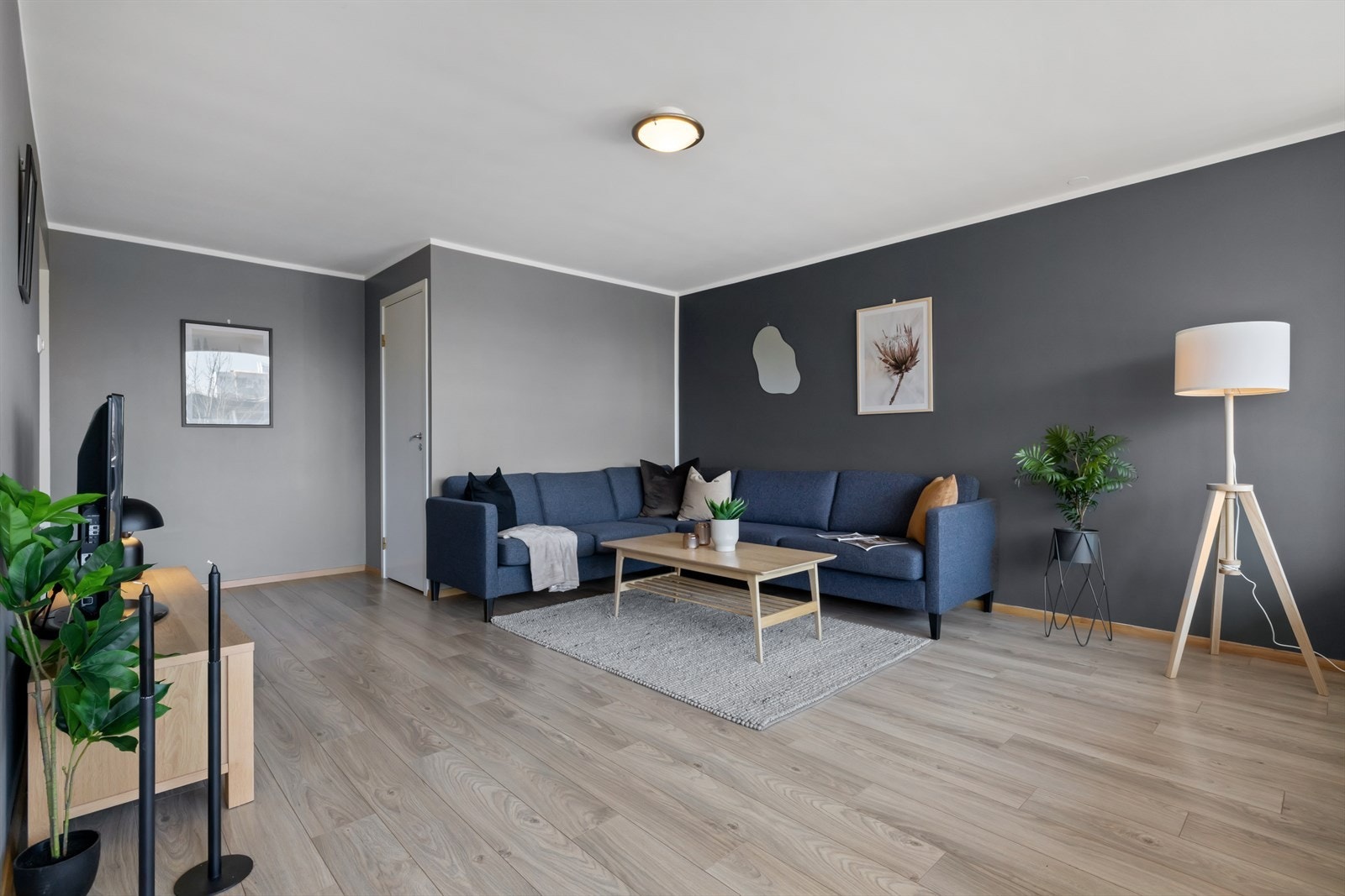 - Takhøyden er målt til 2,38m i stuen - Det er laminatgulv i leiligheten - Galleribilde