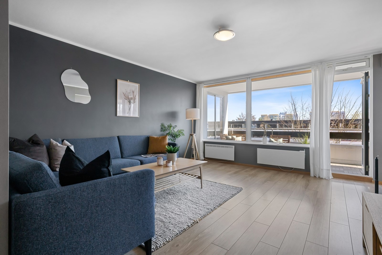 - Romslig stue med med store vindusflater - Galleribilde