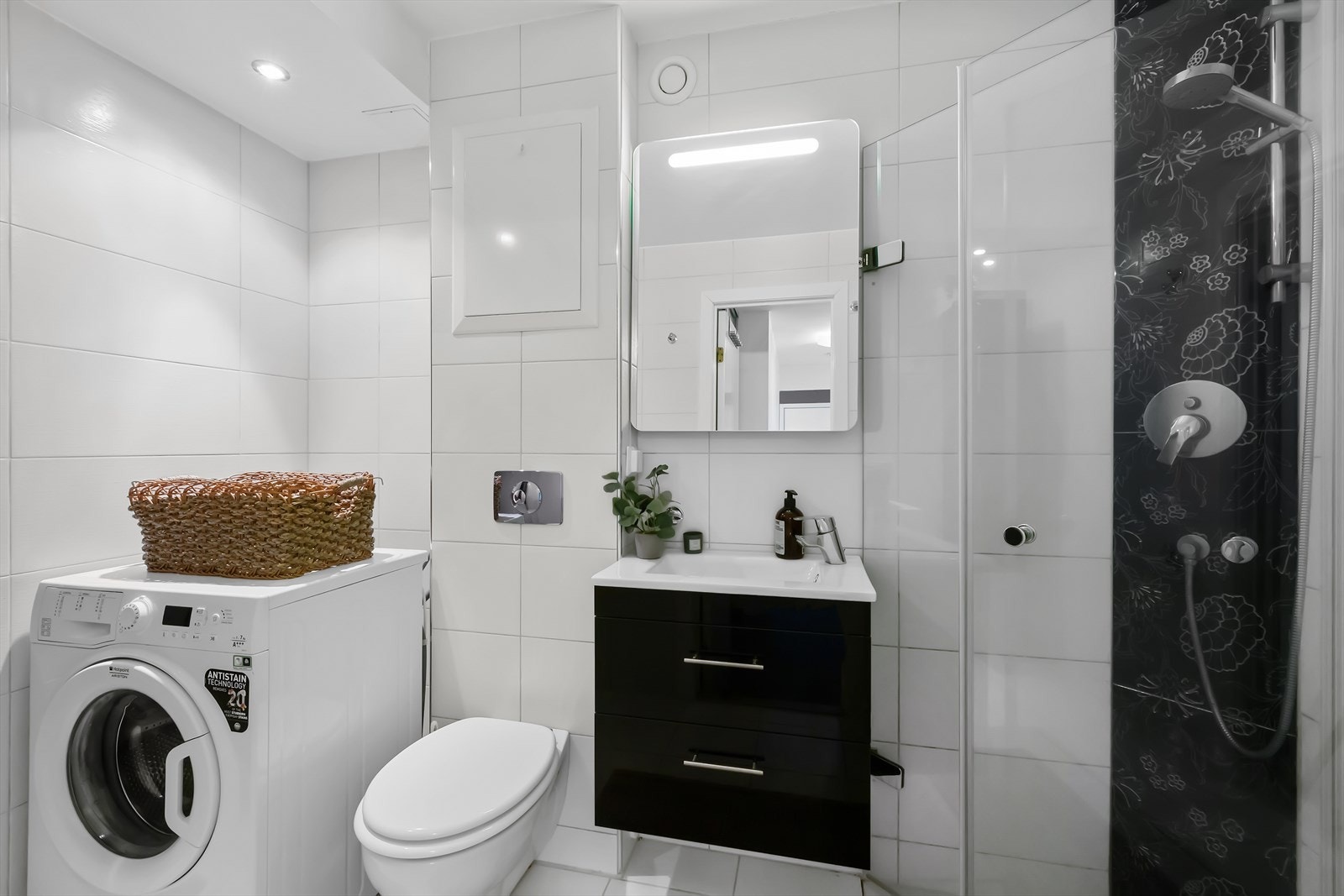 - Det er downlights i taket og speil med belysning. Opplegg for vaskemaskin - Galleribilde
