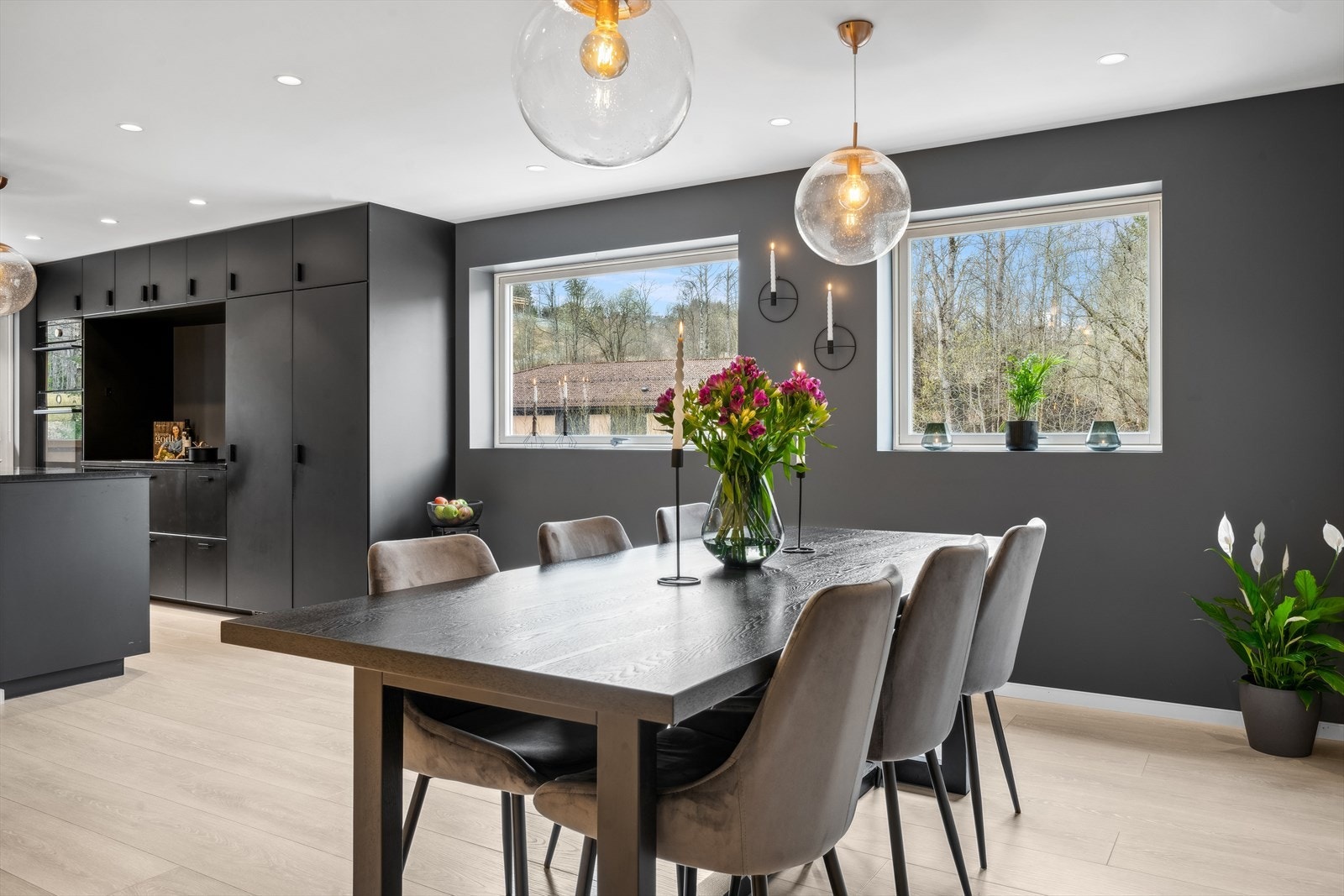 Legg merke til lynsinnfallet fra hele 3 sider av leiligheten. Galleribilde