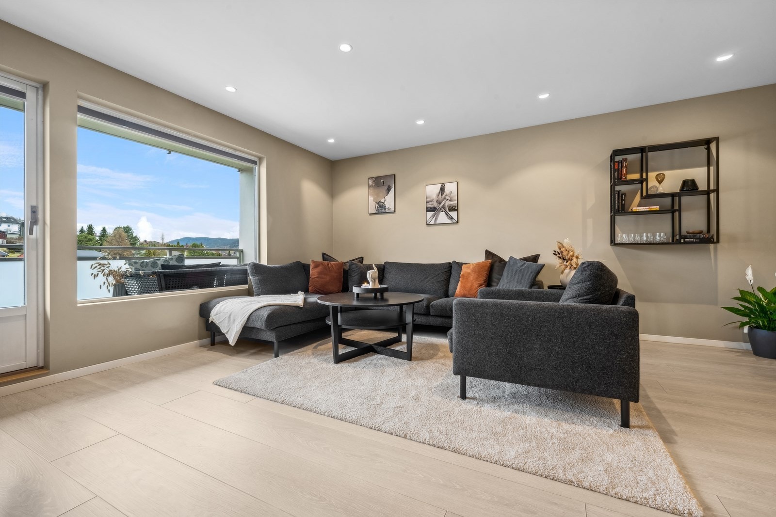 Fra stuen er det utgang til solrik balkong. Galleribilde